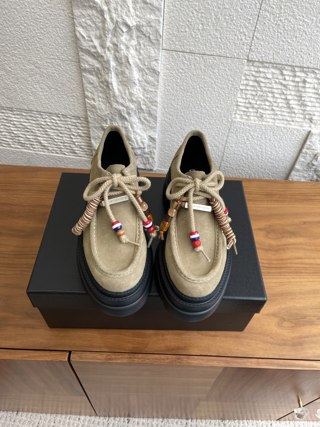 NO:475165,Top version: Alexander Wang 25ss Autumn and Winter New Style Retro Laces Thick Sole Loafers Casual Shoes AW King This thick-soled loafer is made of suede, with laces with metal logo sliders and various beaded accessories, paired with a 7cm thick sole simple and elegant styling design, giving people a casual and casual style, comfortable and lightweight wear, sporty and flexible, satisfying daily personal outfits. Imported suede fabric, inner/foot pad: imported sheepskin Outsole: original open mold rubber foam sole Size: 35-40 (40 custom made without return or exchange), loafers, alexander wang,loafers, sheepskin,chamois leather19860909顶级版本: Alexander Wang 亚力山大王 25ss 秋冬新款 复古 系带 厚底 乐福鞋 休闲鞋 AW大王这款厚底乐福鞋采用麂皮绒制成,鞋带配金属徽标滑块和各类珠饰品,配搭7cm厚底简约大方的造型设计,给人以随性休闲的时尚格调,穿着舒适轻便,运动灵活自如,满足日常个性穿搭. 面料进口麂皮 内里/垫脚: 进口羊皮 大底: 原版开模橡胶发泡大底 Size: 35-40（40定做不退换）,乐福鞋,alexander wang,loafers,sheepskin,chamois leather,Women's Shoes