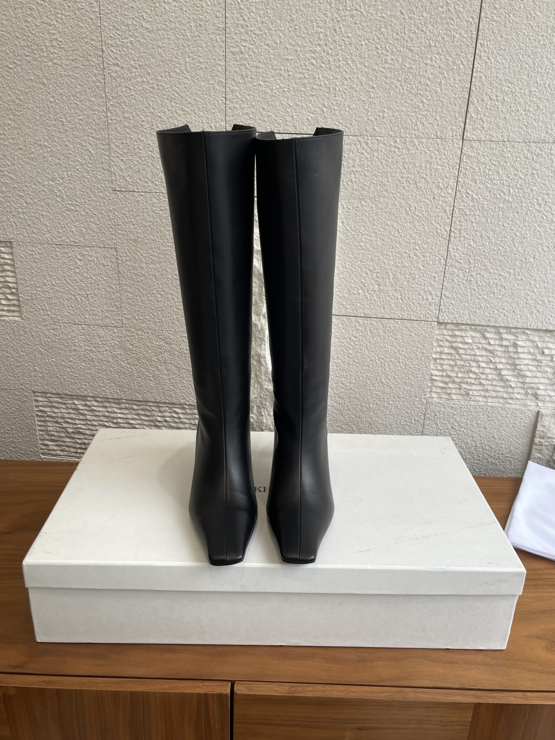 NO:477341,Top version: KHAITE 2025 Autumn and Winter New Square Toe High Heel Ona High Boots Khaite This Ona High Boots, a unique notched back design enhances the convenience and pullability of this suede leather square toe ankle boot. It has a smooth blade heel and square toe to create a sharp contrast line, making it look slim and versatile on the feet. Fabric imported suede/imported calfskin imported sheepskin inner imported sheepskin outsole Heel height 5cm Size35-41 (40 41 custom made without return or exchange), boots, boots, cowhide, sheepskin, chamois leather, Leather soles19860909顶级版本: KHAITE 2025 秋冬新款 方头 高跟 Ona高筒靴 Khaite这款Ona 高筒靴,独特的缺口后背设计,增强了这款绒面皮革的方头踝靴的穿脱便利性与拉动性,配有光滑刀刃鞋跟与方型鞋头建立鲜明的对比线条,上脚显瘦还百搭款. 面料进口麂皮/进口小牛皮 内里进口羊皮 大底意大利进口真皮大底 跟高5cm Size35-41（40 41定做不退换）,靴子,boots,cowhide,sheepskin,chamois leather,Leather soles,Women's Shoes