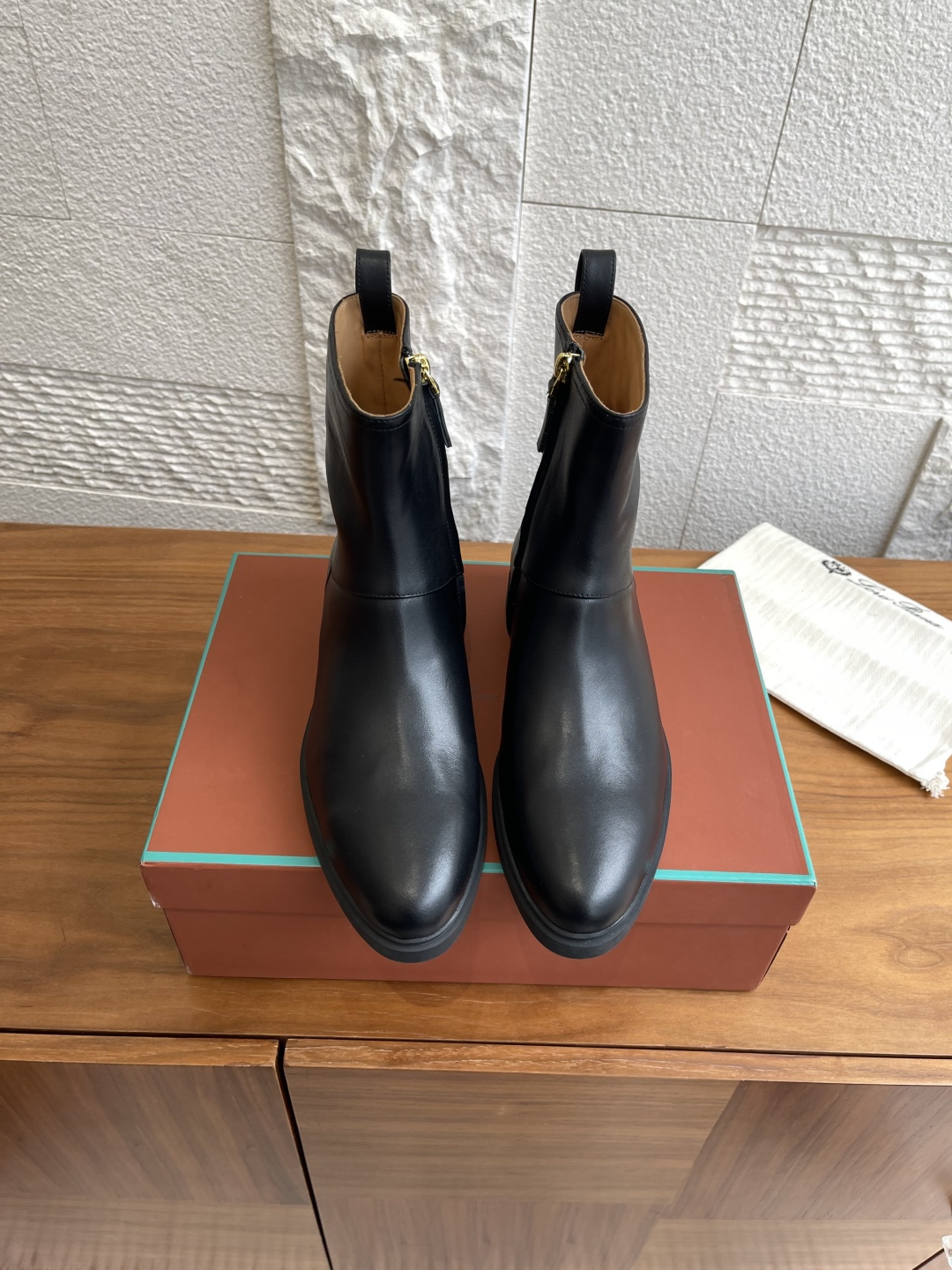 NO:477293,Top version: Loro Piana 25ss New autumn and winter Kilda side zipper ankle boots Boots This iconic ankle boot is made of calf leather, giving it a rustic and unique retro beauty. The inner zipper closure is equipped with the same color zipper head on the upper side, metallic details on the back, engraved brand logo, leather loop pull tab, and the sole is Loro Piana anti-slip rubber sole. The casual and exquisite style is suitable for both urban style and relaxing weekend outfits. Fabric imported calfskin imported inner sheepskin original molded rubber sole Size35-41 (40 41 custom made without return or exchange), boots, loro pigana, boots, cowhide, sheepskin19860909顶级版本: Loro Piana 25ss 秋冬新款 Kilda 侧拉链 踝靴 短靴 这款标志性踝靴采用小牛皮革材质,赋予其质朴而独特的复古美感.内侧拉链开合,上部配同色系拉链头,后侧金属色细节,镌刻品牌徽标,皮革环形拉袢,鞋底为Loro Piana防滑橡胶底.休闲而精致的款式既适合都市造型,也适合轻松的周末装扮. 面料进口小牛皮 内里进口羊皮 大底原版开模橡胶大底 Size35-41（40 41定做不退换）,靴子,loro piana,boots,cowhide,sheepskin,Women's Shoes