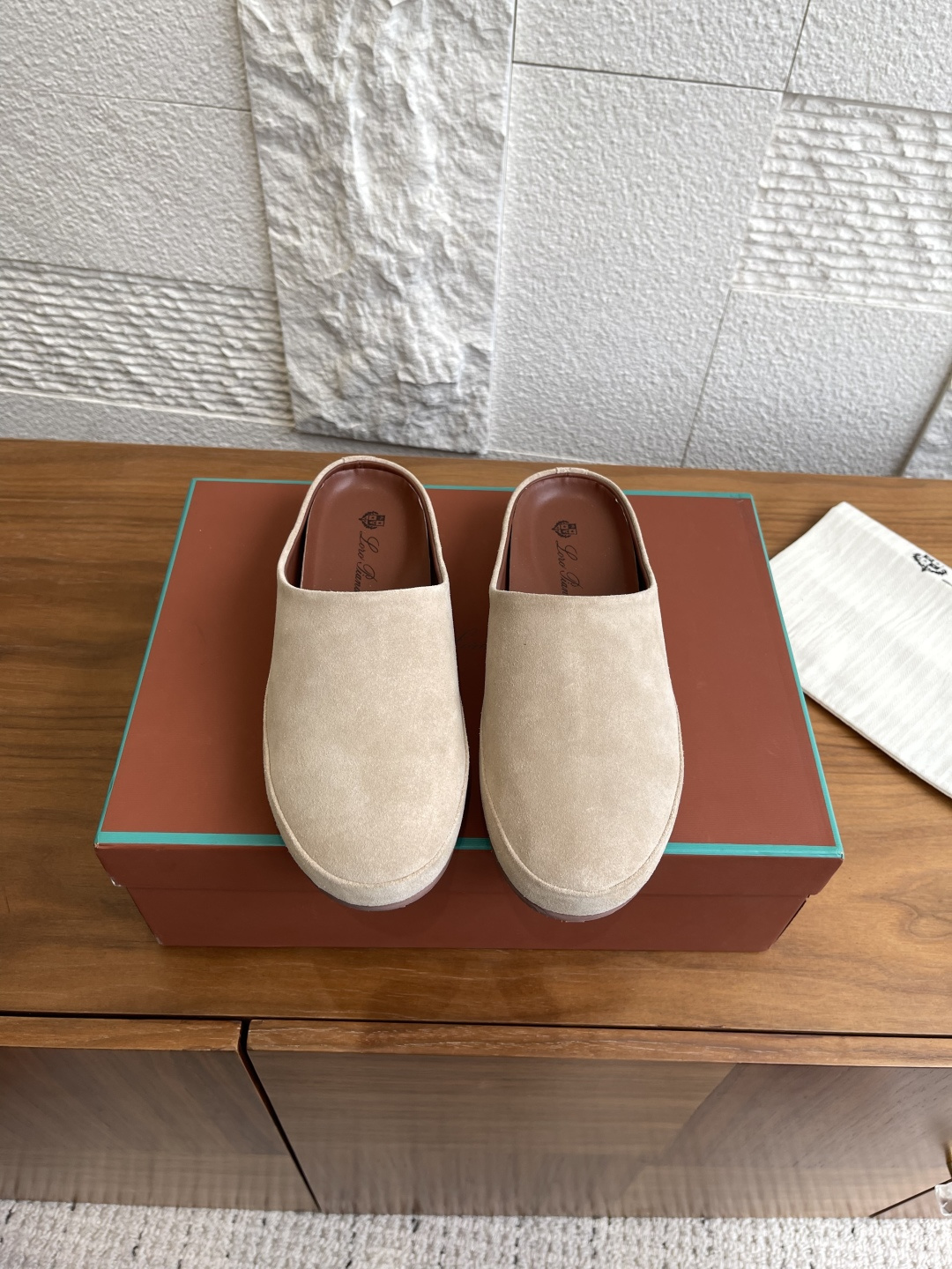 NO:477338,Top version: Women's Size Men's Size Loro Piana 25ss New early autumn Tomori Sabots Men and Women's Same Model Flat Sole Baotou Trail This shoe is made of soft suede cowhide leather with rich texture and is refined through Loro Piana's signature exquisite handcrafting skills. It interprets casual aesthetics with careful design lines. From the moment you put on your feet, every step is comfortable and comfortable. Wide styling Ergonomic insoles Kummel color rubber sole, decorated with LP abbreviation. There is a personalized decorative space on the sole. Imported fabric top layer cow back velvet inner/foot pad imported cowhide. Outsole original open mold rubber sole Size women's 35-41 (40 41 custom made no return or exchange) Men's 39-45 (45 custom made no return or exchange), semi-torque, tom  ford,loro piana,loro piana,cowhide19860909顶级版本:女码 男码 Loro Piana 25ss 早秋新款 Tomori Sabot便鞋 男女同款 平底 包头拖 这款鞋履采用柔软的绒面牛皮革制成,质感丰富,通过Loro Piana标志性精湛手工技艺精制而成.以潜心钻研的设计线条诠释休闲美学从穿上双脚的时刻起,每一步皆舒适自在.宽大造型 人体工程学鞋垫 Kummel色橡胶鞋底,饰以LP首字母缩写 鞋底上留有个性化装饰空间 面料进口头层牛反绒 内里/垫脚进口牛皮 大底原版开模橡胶大底 Size女35-41（40 41定做不退换） 男39-45（45定做不退换）,半拖,tom ford,loro piana,loro piana,cowhide,Women's Shoes