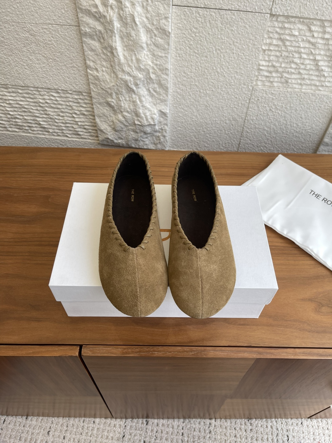 NO:478041,Top version: THE ROW 25ss New autumn and winter style, retro minimalist, round toe, flat sole, ballet shoes, casual single shoes TheRow new ballet single shoes, this is simply an irresistible fashion treasure item, exuding a charming aroma, people fall in love with it at a glance, and is definitely a must-have choice for every fashion expert!  This shoe is not only a classic of the brand, but also has become the white moonlight in the hearts of many fashion enthusiasts because of its rarity and unique charm. Even if you have seen the strong recommendations of countless well-known bloggers, it is still difficult to buy easily. Its style is elegant and smooth, the leather is delicate and high-end, and the foot feel is extremely comfortable. Every detail is so cute that it is like it is tailored for your feet. Fabric: imported suede Inner/foot pad: imported soft sheepskin Outsole: Original open mold TPU rubber sole Size: 35-41 (40 41 custom made without return or exchange), ballet shoes, sheepskin, chamois leather19860909顶级版本: THE ROW 25ss 秋冬新款 复古极简 圆头 平底 芭蕾舞鞋 休闲单鞋 TheRow新款芭蕾单鞋,这简直就是一款让人无法抗拒的时尚宝藏单品,散发着迷人的香气,让人一眼就爱上,绝对是每个时尚达人的必收之选！这款鞋子不仅是品牌的经典之作,更因其稀有性和独特魅力,成为了众多时尚爱好者心中的白月光.即使看过无数知名博主的强烈推荐,也依然让人难以轻易入手.它的版型优雅流畅,皮质细腻高级,脚感更是达到了极致的舒适,每一个细节都让人爱不释手,仿佛是为你的双脚量身定制 面料: 进口麂皮 内里/脚垫: 进口柔软羊皮 大底: 原版开模TPU橡胶大底 Size: 35-41（40 41定做不退换）,芭蕾舞鞋,sheepskin,chamois leather,Women's Shoes