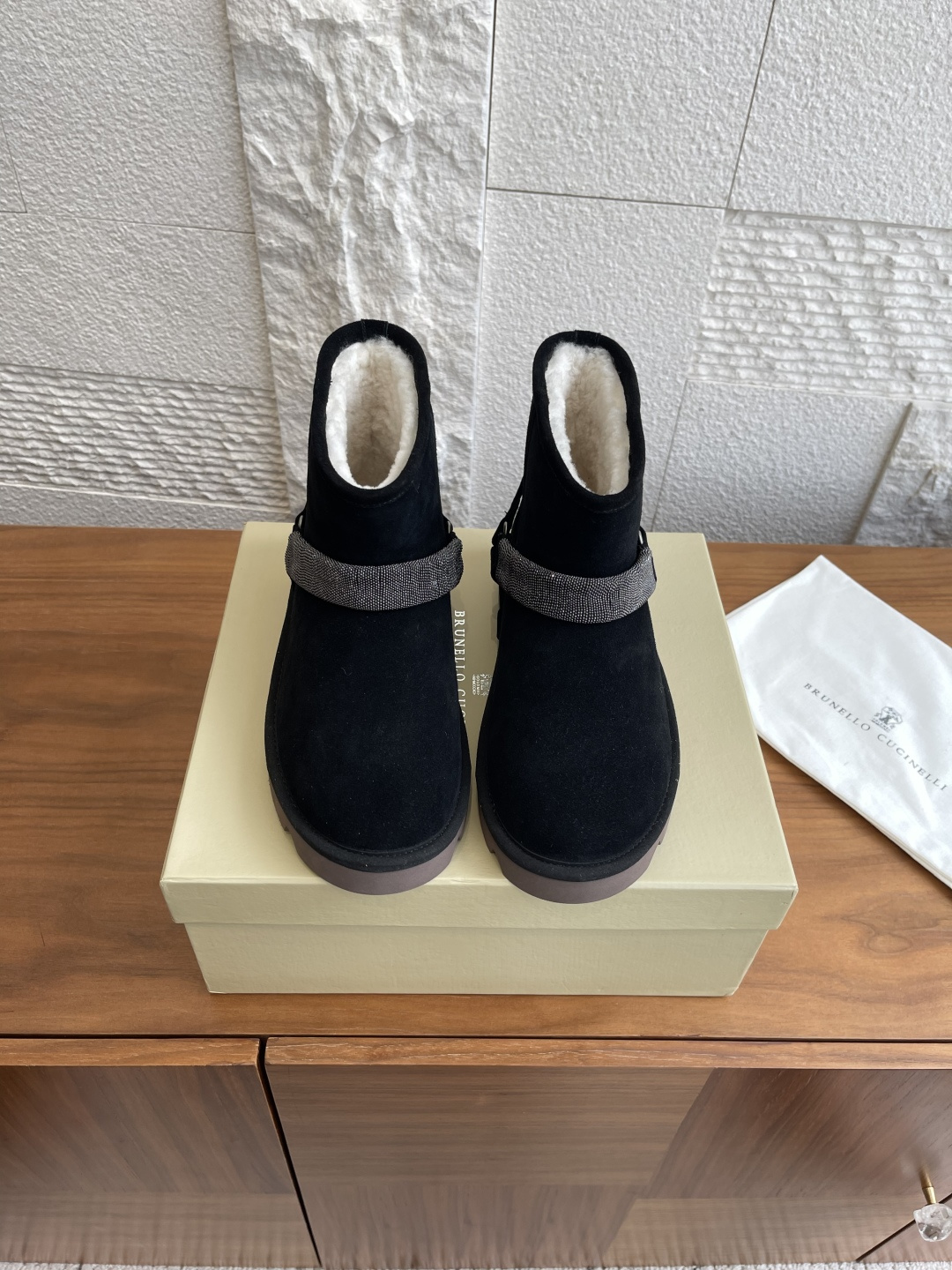 NO:478827,Top version: Brunello Cucinelli Autumn and Winter New Beaded Decoration Roman Strap Boots Snow Boots Intricate materials and feminine details shape the exquisite style of this suede boot. The combination of soft and fine leather and loose lambskin shoe lining highlights the winter charm of the boots. The front is densely decorated with shiny beaded embroidered bands recreate the ribbed texture, adding a sense of contrast to the boots Original custom-made imported high mercerized suede Inner/foot-pad imported lamb wool Outsole Original open mold rubber foam sole Size35-42 (41 42 custom made without return or exchange), snow boots, brunello cucinelli, boots, sheepskin, chamois leather19860909顶级版本: Brunello Cucinelli 秋冬新款 镶珠装饰 罗马饰带短靴 雪地靴 考究材料和充满女人味的细节塑造了这款麂皮短靴的精美风格.柔软细密的皮革与松柔的羔羊皮鞋衬组合,显明突出靴子的冬日韵味.前部密缀闪亮镶珠刺绣的饰带重现罗纹纹理,为靴子添增了一抹对比感 面料原版定制进口特级高丝光麂皮 内里/垫脚进口羊羔毛 大底原版开模橡胶发泡大底 Size35-42（41 42定做不退换）,雪地靴,brunello cucinelli,boots,sheepskin,chamois leather,Women's Shoes