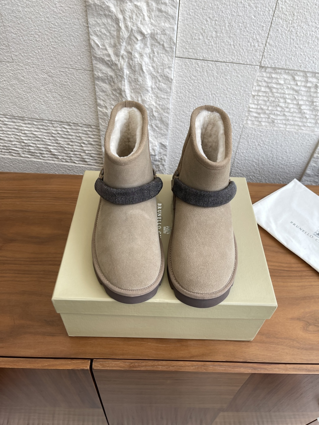 NO:478835,Top version: Brunello Cucinelli Autumn and Winter New Beaded Decoration Roman Strap Boots Snow Boots Intricate materials and feminine details shape the exquisite style of this suede boot. The combination of soft and fine leather and loose lambskin shoe lining highlights the winter charm of the boots. The front is densely decorated with shiny beaded embroidered bands recreate the ribbed texture, adding a sense of contrast to the boots Original custom-made imported high mercerized suede Inner/foot-pad imported lamb wool Outsole Original open mold rubber foam sole Size35-42 (41 42 custom made without return), snow boots, brunello cucinelli, boots, sheepskin, chamois leather19860909顶级版本: Brunello Cucinelli 秋冬新款 镶珠装饰 罗马饰带 短靴 雪地靴 考究材料和充满女人味的细节塑造了这款麂皮短靴的精美风格.柔软细密的皮革与松柔的羔羊皮鞋衬组合,显明突出靴子的冬日韵味.前部密缀闪亮镶珠刺绣的饰带重现罗纹纹理,为靴子添增了一抹对比感 面料原版定制进口特级高丝光麂皮 内里/垫脚进口羊羔毛 大底原版开模橡胶发泡大底 Size35-42（41 42定做不退换）,雪地靴,brunello cucinelli,boots,sheepskin,chamois leather,Women's Shoes