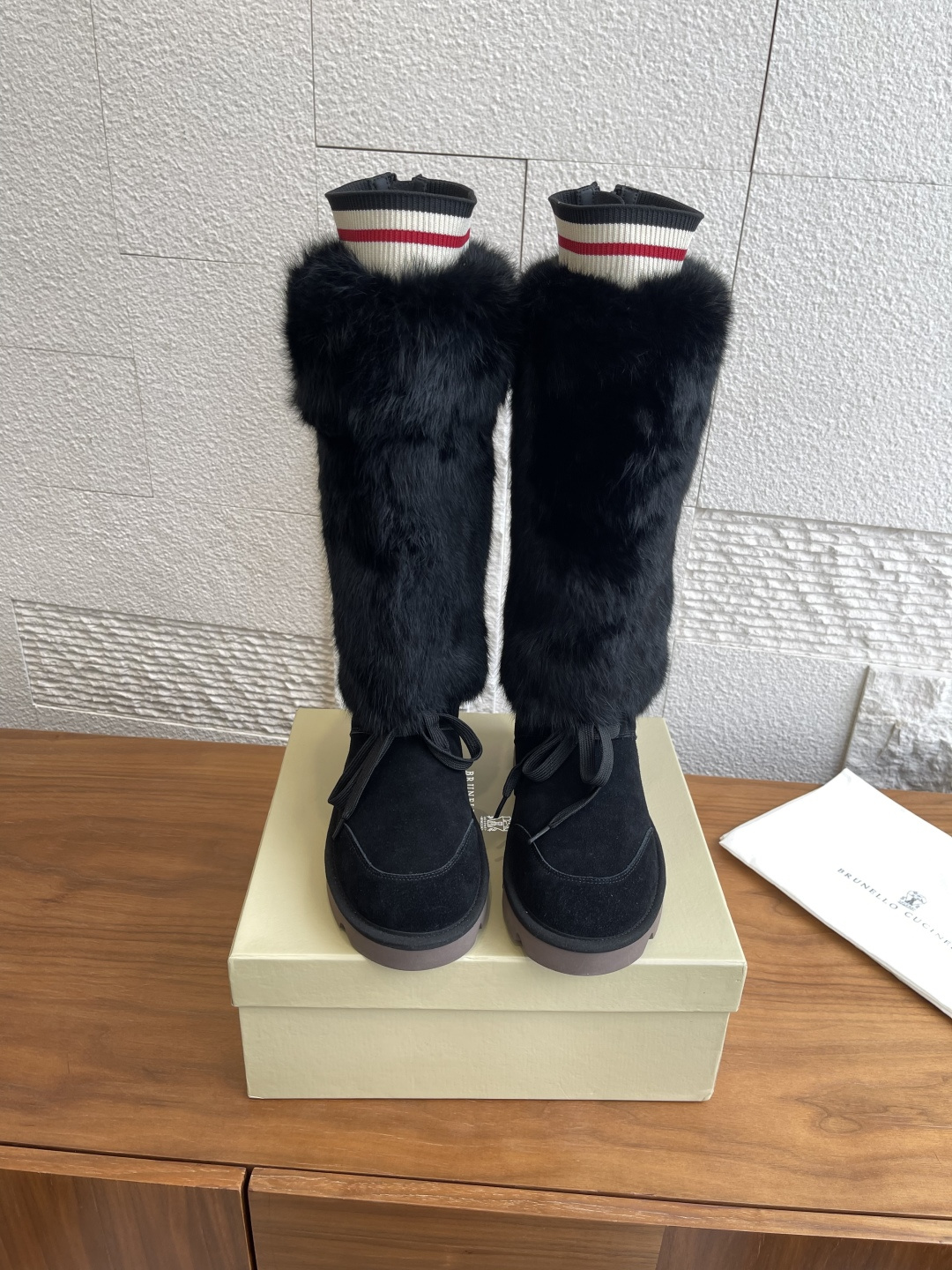 NO:478789,Top version: Brunello Cucinelli Autumn and Winter New Sheepskin Decorative Hiking Boots Long Tube Snow Boots The subtle combination of precious materials enriches the outdoor design inspiration of this hiking boot. The combination of suede suede and cashmere knitted fabric creates a charming charm, while the fluffy appearance of the loose sheepskin inlay highlights the full winter taste of the boots. The contrasting elastic band on the mouth of the boots finally outlines the comfortable wearing design in a casual style. The imported fabric is super high mercerized suede/sheepskin inner/foot-pad imported lamb wool large sole original open mold rubber foam sole Size35-42 (41 42 custom made without return), snow boots, brunello cucinelli, boots, sheepskin, chamois leather19860909顶级版本: Brunello Cucinelli 秋冬新款 剪毛绵羊皮装饰登山靴 长筒雪地靴 珍贵材料的微妙组合丰富了这款登山靴的户外设计灵感.绒面麂皮和羊绒针织品的组合营造出迷人魅力,而松柔剪毛绵羊皮嵌饰的蓬松外观则凸显出靴子的十足冬日品味.靴口上的撞色松紧带以休闲的风格最后勾勒出舒适穿着的设计. 面料进口特级高丝光麂皮/剪毛绵羊皮 内里/垫脚进口羊羔毛 大底原版开模橡胶发泡大底 Size35-42（41 42定做不退换）,雪地靴,brunello cucinelli,boots,sheepskin,chamois leather,Women's Shoes