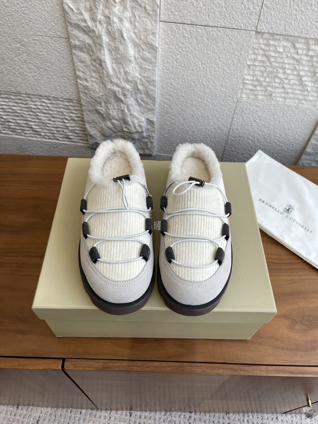 NO:478794,Top version: Low top short boots Brunello Cucinelli autumn and winter new styles shiny eye buckles Low top short boots Snow boots Mountain boots The subtle combination of precious materials and exquisite details enriches the style of this mountain boot. On the classic corduroy upper, the cross-crossed elastic shoelaces interpret the beauty of traditional snow accessories with the authentic technique of Brunello Cucinelli. Suede suede and soft shear sheepskin shoe lining create a pleasant contrasting texture, making the winter charm of the slippers better. The beads embellished with the eye buckles on both sides introduce a touch of iconic softness to the boots with brilliant light. Original custom-made imported high mercerized suede, inner/foot-pad imported lamb fur, original open molded rubber foam sole Size35-42 (41  42 Custom made non-return), snow boots, brunello cucinelli, boots, slippers, sheepskin, chamois leather19860909顶级版本:低帮 短靴 Brunello Cucinelli 秋冬新款 闪亮鞋眼扣 低帮 短靴 雪地靴 山地靴 珍贵材料及精美细节的微妙组合丰富了这款山地靴的风格.在经典灯芯绒鞋面上,纵横交错的交叉松紧鞋带以Brunello Cucinelli的纯正手法诠释传统雪后配饰的美感.绒面麂皮和松柔剪毛绵羊皮鞋衬同时营造出怡人的对比纹理,让拖鞋的冬日韵味更胜一筹.而两侧鞋眼扣点缀的镶珠,以璀璨光芒为靴子引入一抹标志性柔美. 面料原版定制进口特级高丝光麂皮 内里/垫脚进口羊羔毛 大底原版开模橡胶发泡大底 Size35-42（41 42定做不退换）,雪地靴,brunello cucinelli,boots,slippers,sheepskin,chamois leather,Women's Shoes