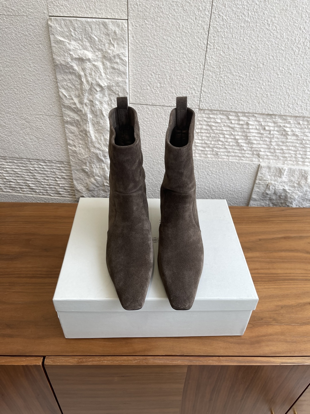 NO:479152,Top version: Suede Cowhide Brunello Cucinelli Autumn and Winter New Square Toe Slim Heel Beaded Decoration Short Boots The exquisite materials and exquisite details shape the urban style of this suede boot. The simple short silhouette cleverly extends the leg lines, and the asymmetric heel adds a modern charm. The suede leather texture exudes a hazy luster, and the double ring buckle at the rear is decorated with Brunello Cucinelli's iconic dazzling bead embroidery, which gives a romantic charm to the overall shape. Original custom-made imported high high mercerized suede/calf leather inner/foot-pad imported cowhide Outsole Italy imported leather outsole + TPU rubber injection molding Heel height 3.5cm Size35-42 (41  42 Custom made non-return), boots, brunello cucinelli, boots, cowhide, chamois leather, Leather soles19860909顶级版本:麂皮 牛皮 Brunello Cucinelli 秋冬新款 方头 细跟 镶珠装饰 短靴 考究材质和精美细节塑造了这款绒面革筒靴的都市风格.简约的短筒廓形巧妙延伸腿部线条,不对称鞋跟更添摩登韵味.绒面皮革质地上散发着若隐若现的朦胧光泽,后部的双环扣饰以Brunello Cucinelli的标志性璀璨镶珠刺绣点缀,为整体造型系上一缕浪漫韵味. 面料原版定制进口特级高丝光麂皮/小牛皮 内里/垫脚进口牛皮 大底意大利进口真皮大底+TPU橡胶注塑 跟高3.5cm Size35-42（41 42定做不退换）,靴子,brunello cucinelli,boots,cowhide,chamois leather,Leather soles,Women's Shoes