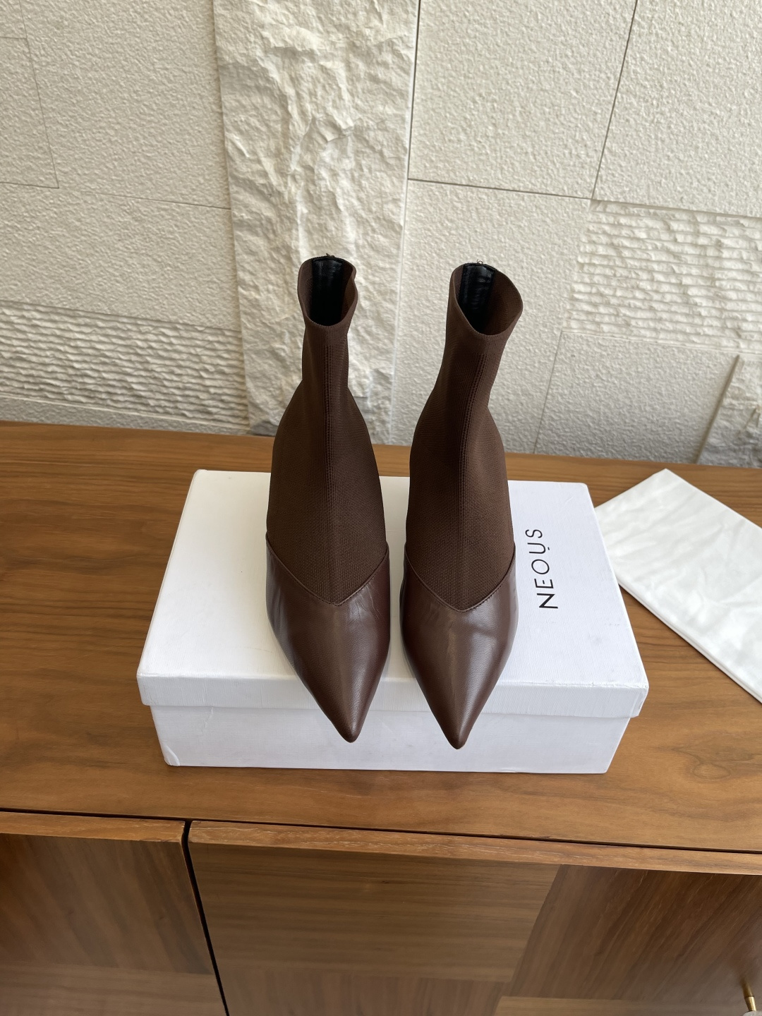 NO:479161,Top version: NEOUS 25ss new autumn and winter style, pointed toe cat heel, thin boots, short boots, sock boots, Neous's retro and slim pointed toe cat heel, a knitted pointed sock boot, pointed toe design makes the feet look shaped, the kitten heel walks steadily and comfortably, and it is super stylish with jeans or skirts. It really makes the fried chicken look slim, the calf position is very covered and the legs are very delicate!  Overall, the knitting is very elastic and easy to put on and off. The most important thing is that I like this heel very much, and it is okay to wear it and trot. I rarely encounter such comfortable heels!  What’s important is that it’s easy to wear in autumn and winter. It’s not afraid of the cold when wearing autumn and winter. It can be easily controlled on commuting and dates. Original custom knitted noodles/imported sheepskin inner/foot-pad imported sheepskin broadsole imported from Italy Size35-41 (40 41 custom made without return or exchange), boots, boots, skirts, jeans, sheepskin, Leather soles, socks19860909顶级版本: NEOUS 25ss 秋冬新款 尖头 猫跟 瘦瘦靴 短靴袜子靴 Neous这款复古又显瘦的尖头猫跟短靴,一款针织尖头袜子靴,尖头设计显脚型,小猫跟走路稳又舒服,搭配牛仔裤或裙子都超有范儿.上脚真的炒鸡显瘦的,小腿位置很包腿,很修腿 ！整体来说针织的弹力很好,而且穿脱也方便.最主要是太喜欢这个跟了,穿着小跑都没问题,很少遇到这么舒服的跟鞋！重要的是秋冬很好搭衣服,秋冬穿也不怕冷,通勤约会都能轻松驾驭. 面料原版定制针织面/进口羊皮 内里/垫脚进口羊皮 大底意大利进口真皮大底 Size35-41（40 41定做不退换）,靴子,boots,skirts,jeans,sheepskin,Leather soles,socks,Women's Shoes