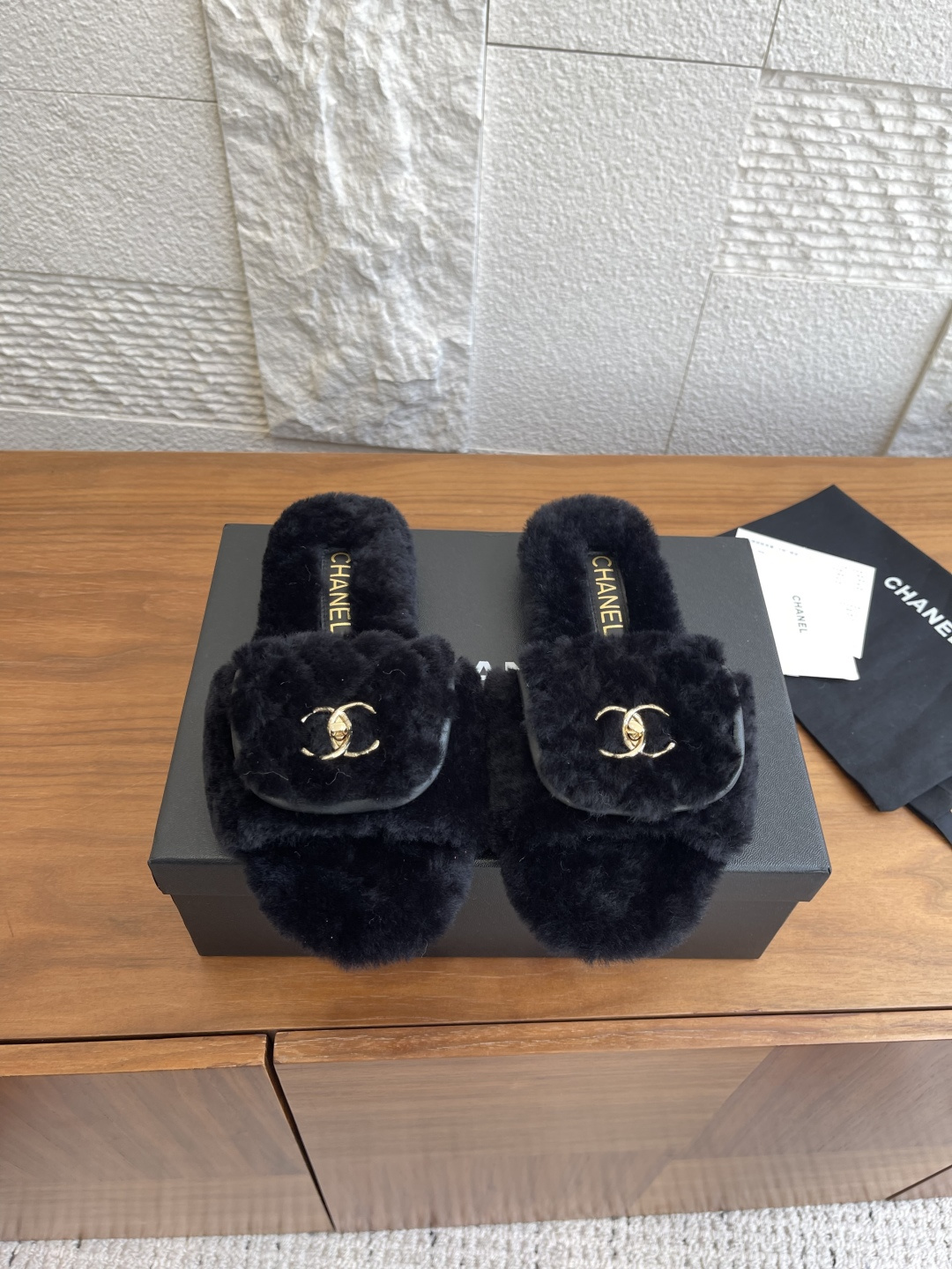 NO:480298,Top version: CHANEL 25ss Autumn and Winter New Embroidered Diamond Cloak Schoolbag Buckles Fur Slippers Chanel Small Fragrance Wool Slippers, Round toe, upper is decorated with a schoolbag flip double C buckle, thin padded leather insole, soft and fluffy fur, comfortable and warm feet, so unique. A must-have pair of retro style classic style, super versatile, simple and atmospheric, can be matched at will, no matter skirts and trousers, a true beauty bar, all show its brand atmosphere, fabric: imported wool Foot pads: imported wool Outsole: Italian imported genuine leather outsole Size: 35-41 (40 41 custom made without return or exchange), fur shoes slippers, chanel, chanel, slippers, skirts, Leather soles19860909顶级版本: CHANEL 香奈儿 25ss 秋冬新款 电绣菱格 书包扣 毛毛拖鞋 Chanel小香毛拖,圆形鞋头,鞋面饰以书包翻盖双C扣,薄软垫皮革内底,柔软蓬松的毛毛,舒服暖脚,太有特色了 今年人手必备一双 复古风经典款 超级百搭 简单大气 无论裙装裤装都能随意搭配 妥妥的颜霸 无不彰显它的品牌气息, 面料: 进口羊毛 垫脚: 进口羊毛 大底: 意大利进口真皮大底 Size: 35-41（40 41定做不退换）,毛毛鞋拖鞋,chanel,chanel,slippers,skirts,Leather soles,Women's Shoes