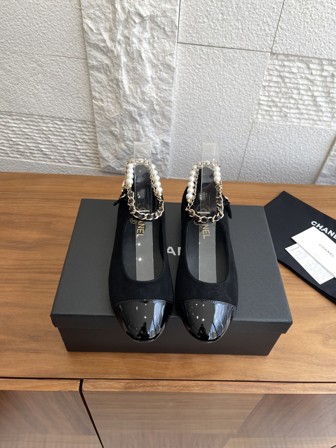 NO:480293,Top version: Flat, high heels, CHANEL, 25ss, new spring and summer style, pearl chain buckle double C, Mary Jane, ballet shoes, CHANEL, Xiao Xiangjia, thousands of years of classic color-blocking, double-heeled, Mary Jane, shoes forever, I really fall in love with it at first glance, wear Chanel, who wants to dance ballet, Xiao Xiangjia's super stylish pair of flat shoes, single wear with small socks, are very outstanding, the most beautiful Mary Jane shoes of the year are paired with sexy small shoes, the cute and playful grasp is just right, bringing a rich daughter, imported lambskin/imported patent leather, imported mixed-bred lambskin in the upper, outsole, Italian leather outsole, high heels 5.5cm (40 41 custom made, non-return), Mary Jane, chanel, chanel, chanel, chanel, chanel, chanel, chanel, chanel, chanel, chanel, chanel, chanel, chanel, chanel, chanel, chanel, chanel, chanel, chanel, chanel, chanel,  jane sheepskin Leather soles socks19860909顶级版本:平底 高跟 CHANEL 香奈儿 25ss 春夏新款 珍珠链条搭扣双C 玛丽珍 芭蕾舞鞋 CHANEL小香家万年经典拼色双带粗跟玛丽珍鞋永恒的经典,真的一眼爱上的程度,穿上想跳芭蕾的Chanel,小香C家超级有格调的一双平底单鞋单穿配个小袜子都非常出彩 本年度最美玛丽珍鞋搭配性感小单鞋 将可爱俏皮拿捏得恰到好处 自带富家千金 鞋面进口小羊皮/进口漆皮 内里进口混种羊皮 大底意大利真皮大底 高跟5.5cm Size35-41（40 41定做不退换）,玛丽珍,chanel,chanel,chanel,chanel,mary jane,sheepskin,Leather soles,socks,Women's Shoes