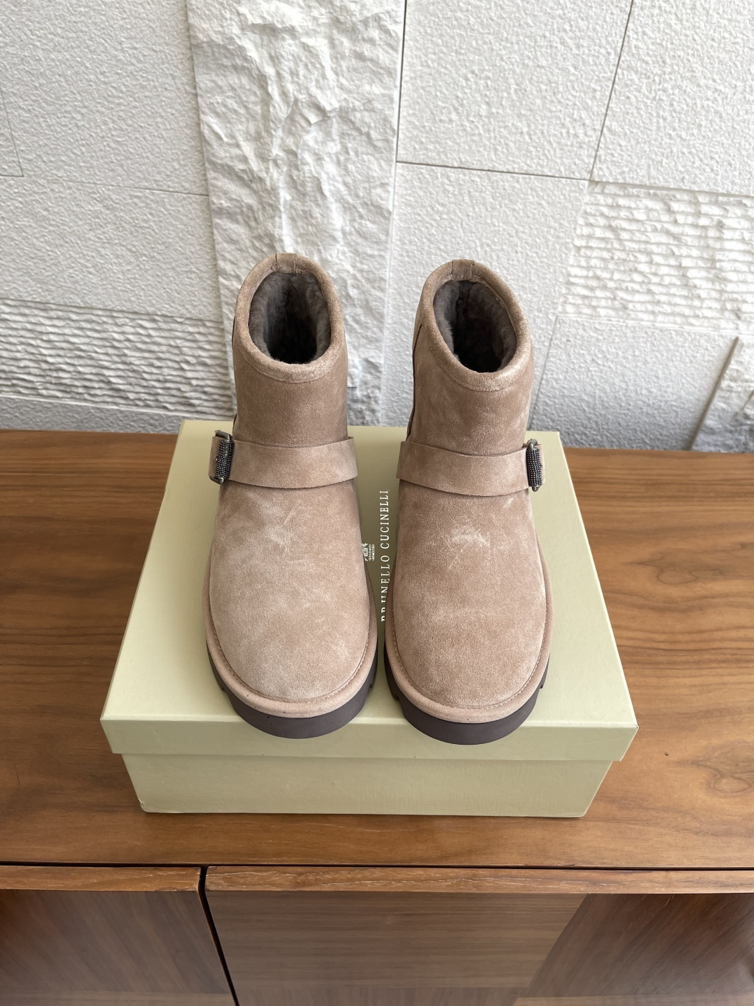 NO:481637,Top version: Brunello Cucinelli 2025 autumn and winter new style, fashionable and casual buckle straps, short boots, snow boots, a very obvious winter appearance and precious details of Brunello Cucinelli, dance together on this suede short boot. The sheared sheepskin shoe lining on the inside enhances the overall wrapping and warmth. The wide buckle strap is paired with bright beads to give the shoes a soft luster with the logo details. The lightweight outsole made of microporous material elastic shock absorption, further improving the comfort of wearing. The original custom-made imported high mercerized suede, inner/foot-pad imported lamb wool, original open molded rubber foam sole, Size35-42 (41 42 custom made without return), snow boots, brunello  cucinelli, boots, sheepskin, chamois leather19860909顶级版本: Brunello Cucinelli 2025 秋冬新款 时尚休闲 搭扣带 短靴 雪地靴 十分显明的冬季外观与Brunello Cucinelli的珍贵细节组合,在这款麂皮短靴上共舞唯美风格.内侧的剪毛绵羊皮鞋衬,提升整体包裹感与温暖感.宽幅搭扣带搭配璀璨镶珠,以标志细节赋予鞋子柔和光泽.微孔材料制成的轻盈鞋外底弹性减震,进一步提升穿着舒适度. 面料原版定制进口特级高丝光麂皮 内里/垫脚进口羊羔毛 大底原版开模橡胶发泡大底 Size35-42（41 42定做不退换）,雪地靴,brunello cucinelli,boots,sheepskin,chamois leather,Women's Shoes