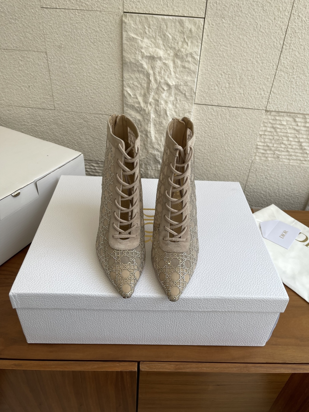 NO:481665,Top version: DIOR 25ss Autumn and Winter New Transparent Mesh Crystal Diamond Vine plaid pattern Rear Zipper Cature High Heel Ankle Boots This Dior Capture High Heel Ankle Boot is a sophisticated piece that combines modernity and elegance. It uses a delicate transparent film design, made of mesh, and silver rhinestones reproduces Cannage pattern and black suede goatskin details. The no tongue produces a perforation effect, making this shoe impeccable. The 10 cm comma heel perfectly completes this exquisite pointed toe shoe. Original custom imported mesh/sheel imported goatskin in the inner lining Outsole Italian imported leather outsole Heel height 10cm Size: 35-42 (40 41  42 Custom made non-return), boots, dior, dior, boots, sheepskin, sheep, Leather soles19860909顶级版本: DIOR迪奥 25ss 秋冬新款 透明网眼 水晶钻 藤格纹图案 后拉链 Cature高跟踝靴 这款Dior Capture 高跟踝靴是一款集现代与优雅于一体的精致作品.它采用精致的透明胶片设计,由网眼制成,银色水钻再现了 Cannage 图案和黑色绒面革山羊皮细节.没有鞋舌产生了穿孔效果,使这款鞋无可挑剔.10厘米的逗号鞋跟完美地完成了这款精致的尖头鞋. 面料原版定制进口网纱/羊猄 内里进口山羊皮 大底意大利进口真皮大底 跟高10cm Size: 35-42（40 41 42定做不退换）,靴子,dior,dior,boots,sheepskin,sheep,Leather soles,Women's Shoes