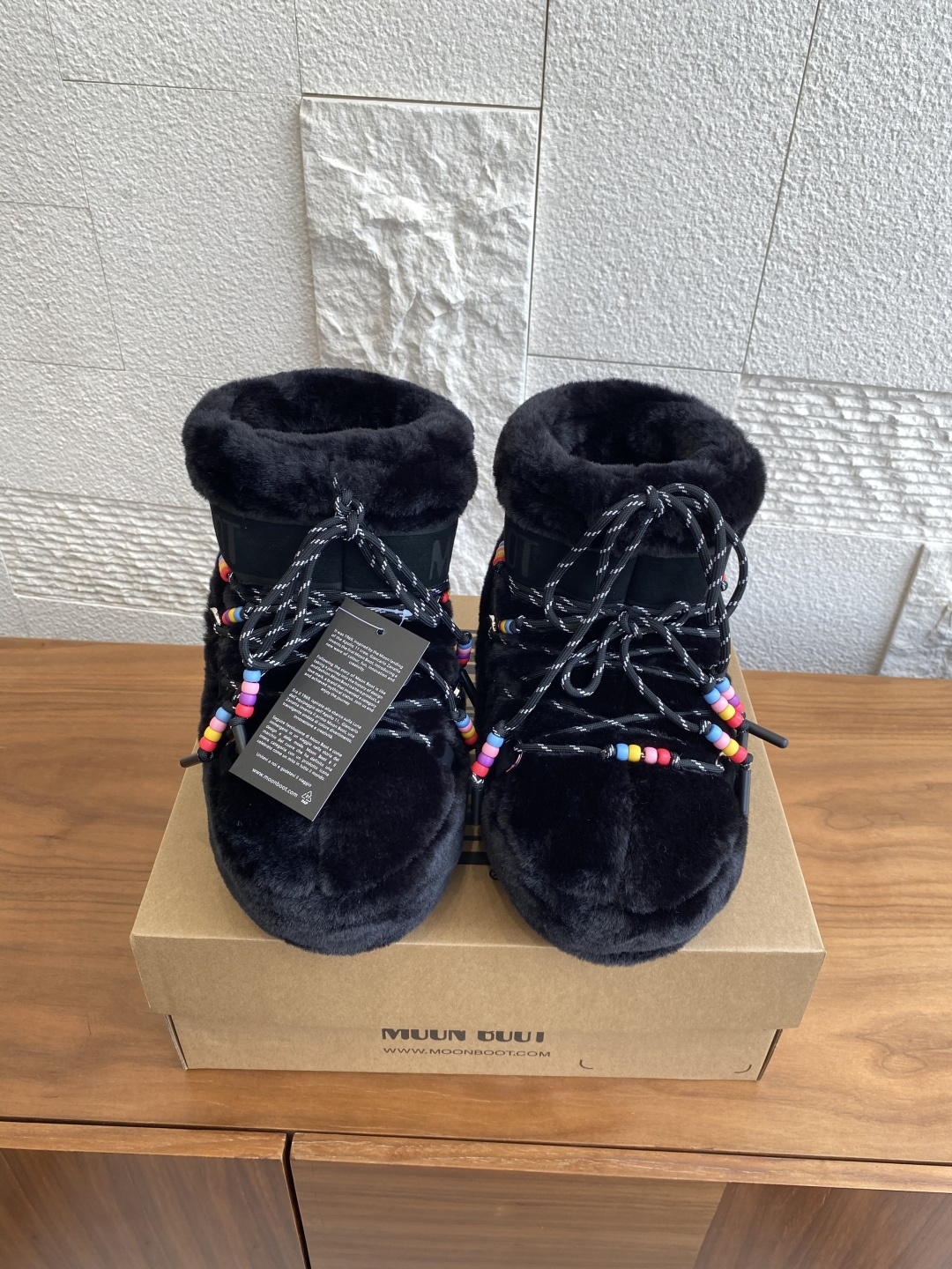 NO:483364,Top version: Moon Boot 2025 autumn and winter hottest men and women ICON beads Environmentally friendly fur High top Low top Snow boots Moon Boot selected ICON beads fur low top snow boots in the season, sponge material wraps the feet fully, waterproof splash, men and women, no right or wrong, logo splicing printing, shoe body is decorated with silver metal shoe eye, pull style with drawstring seal, decorative cross round tube shoe laces, all plastic midsole, with PVC heel support and decoration, rubber sole anti-slip, unique suction cup, strong grip, and provide stable performance. Original custom fabric / cowhide / high mercerized tarp, inner lining original silk cotton inner lining, foot pad original silk cotton inner lining, large sole original open mold thermoplastic rubber large sole  Size35-40 (41.42.43 customization), snow boots, boots, cowhide19860909顶级版本: Moon Boot 2025 秋冬爆款 男女同款 ICON珠饰 环保皮毛 高帮 低帮 雪地靴 Moon Boot当季甄选ICON珠饰皮毛低帮雪地靴,海棉材质将脚部全面包裹,防水泼溅,男女同款,没有左右对错之分,标志拼接印花,鞋体饰有银色金属鞋眼,套穿款式搭配抽绳封口,装饰性交叉圆管鞋带,均塑中底,带PVC跟部支撑和装饰,橡胶鞋底防滑,鞋底独特吸盘,强劲抓地,提供稳定性能. 面料原版定制/牛皮/高丝光防水布 内里原版丝绵内胆 垫脚原版丝绵内胆 大底原版开模热塑性橡胶大底 Size35-40（41.42.43定制）,雪地靴,boots,cowhide,Women's Shoes