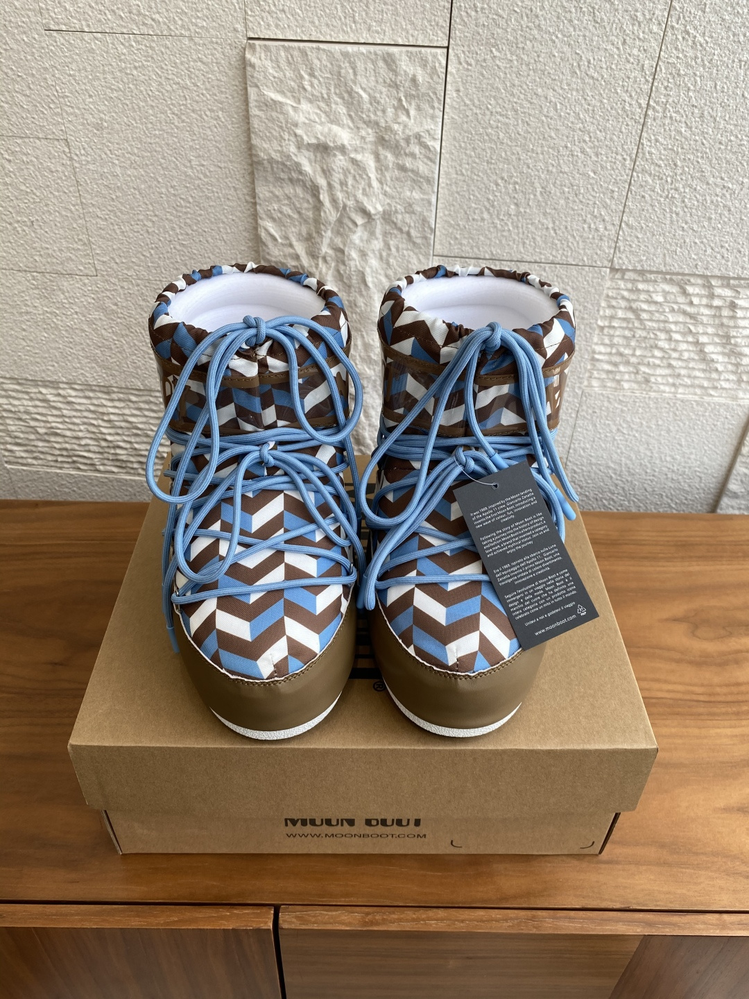 NO:483369,Top version: Moon Boot 2025 autumn and winter hot model, men and women, ICON OPTICAL high top low top snow boots Moon Boot selected for the season ICON OPTICAL low top snow boots, sponge material wraps the feet, waterproof splash, men and women, no right or wrong, logo splicing printing, the body of the shoe is decorated with silver metal shoe eye, pull-on style with drawstring seal, decorative cross-roof laces, all plastic midsole, with PVC heel support and decoration, rubber sole anti-slip, unique suction cup, strong grip, and provide stable performance. Original custom fabric / cowhide / high mercerized tarp, original silk cotton inner lining original silk cotton inner lining, foot pad original silk cotton inner lining, original open mold thermoplastic rubber large sole  Size35-40 (41.42.43 customization), snow boots, boots, cowhide19860909顶级版本: Moon Boot 2025 秋冬爆款 男女同款 ICON OPTICAL 高帮 低帮 雪地靴 Moon Boot当季甄选ICON OPTICAL低帮雪地靴,海棉材质将脚部全面包裹,防水泼溅,男女同款,没有左右对错之分,标志拼接印花,鞋体饰有银色金属鞋眼,套穿款式搭配抽绳封口,装饰性交叉圆管鞋带,均塑中底,带PVC跟部支撑和装饰,橡胶鞋底防滑,鞋底独特吸盘,强劲抓地,提供稳定性能. 面料原版定制/牛皮/高丝光防水布 内里原版丝绵内胆 垫脚原版丝绵内胆 大底原版开模热塑性橡胶大底 Size35-40（41.42.43定制）,雪地靴,boots,cowhide,Women's Shoes