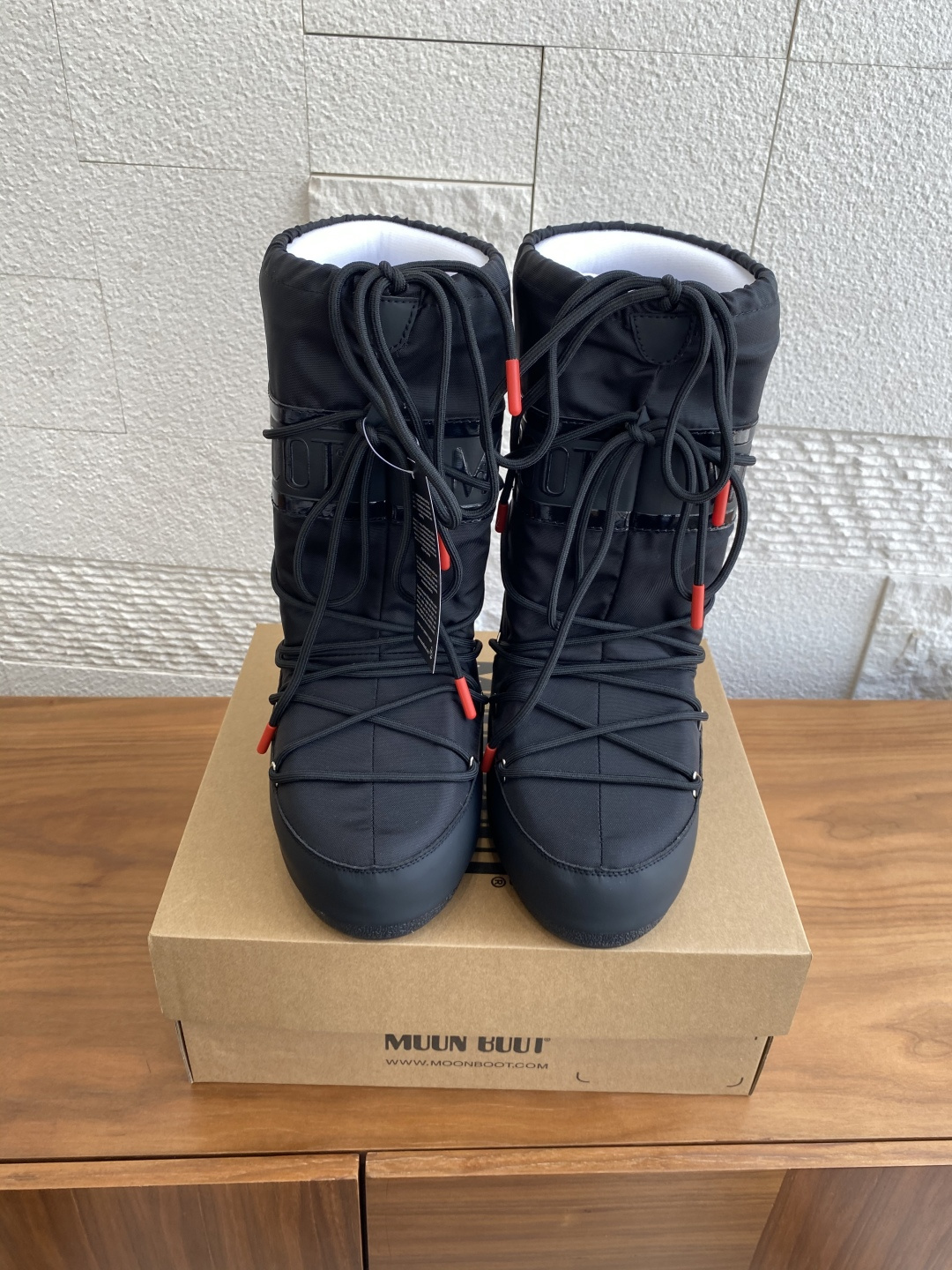 NO:483375,Top version: Moon Boot 2025 autumn and winter hottest men and women ICON Red love high top low top snow boots Moon Boot selected ICON Season Red love low top snow boots, sponge material wraps the feet fully, waterproof splash, men and women, no right or wrong, logo splicing printing, shoe body is decorated with silver metal shoe eye, pull style with drawstring seal, decorative cross round tube shoe laces, all plastic midsole, with PVC heel support and decoration, rubber sole anti-slip, unique suction cup, strong grip, and provide stable performance. Original custom fabric / cowhide / high mercerized tarp, inner lining original silk cotton inner lining, foot pad original silk cotton inner lining, large sole original open mold thermoplastic rubber large sole  Size35-40 (41.42.43 customization), snow boots, boots, cowhide19860909顶级版本: Moon Boot 2025 秋冬爆款 男女同款 ICON 红色爱心 高帮 低帮 雪地靴 Moon Boot当季甄选ICON 红色爱心 低帮雪地靴,海棉材质将脚部全面包裹,防水泼溅,男女同款,没有左右对错之分,标志拼接印花,鞋体饰有银色金属鞋眼,套穿款式搭配抽绳封口,装饰性交叉圆管鞋带,均塑中底,带PVC跟部支撑和装饰,橡胶鞋底防滑,鞋底独特吸盘,强劲抓地,提供稳定性能. 面料原版定制/牛皮/高丝光防水布 内里原版丝绵内胆 垫脚原版丝绵内胆 大底原版开模热塑性橡胶大底 Size35-40（41.42.43定制）,雪地靴,boots,cowhide,Women's Shoes