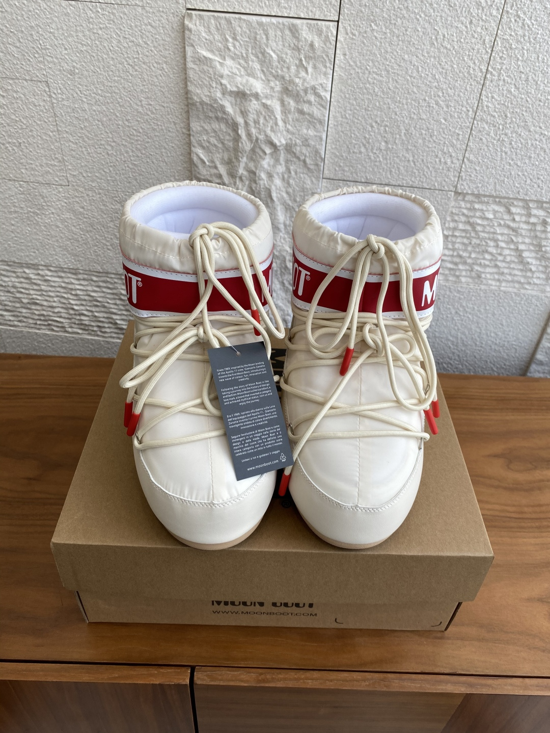 NO:483382,Top version: Moon Boot 2025 autumn and winter hottest men and women ICON Red love high top low top snow boots Moon Boot selected ICON for the season Red love low top snow boots, sponge material wraps the feet fully, waterproof splash, men and women, no right or wrong, logo splicing printing, shoe body is decorated with silver metal shoe eye, pull style with drawstring seal, decorative cross round tube shoe laces, all plastic midsole, with PVC heel support and decoration, rubber sole anti-slip, unique suction cup, strong grip, and provide stable performance. Original custom fabric / cowhide / high mercerized tarp, inner lining original silk cotton inner lining, foot pad original silk cotton inner lining, large sole original open mold thermoplastic rubber large sole  Size35-40 (41.42.43 customization), snow boots, boots, cowhide19860909顶级版本: Moon Boot 2025 秋冬爆款 男女同款 ICON 红色爱心 高帮 低帮 雪地靴 Moon Boot当季甄选ICON 红色爱心低帮雪地靴,海棉材质将脚部全面包裹,防水泼溅,男女同款,没有左右对错之分,标志拼接印花,鞋体饰有银色金属鞋眼,套穿款式搭配抽绳封口,装饰性交叉圆管鞋带,均塑中底,带PVC跟部支撑和装饰,橡胶鞋底防滑,鞋底独特吸盘,强劲抓地,提供稳定性能. 面料原版定制/牛皮/高丝光防水布 内里原版丝绵内胆 垫脚原版丝绵内胆 大底原版开模热塑性橡胶大底 Size35-40（41.42.43定制）,雪地靴,boots,cowhide,Women's Shoes