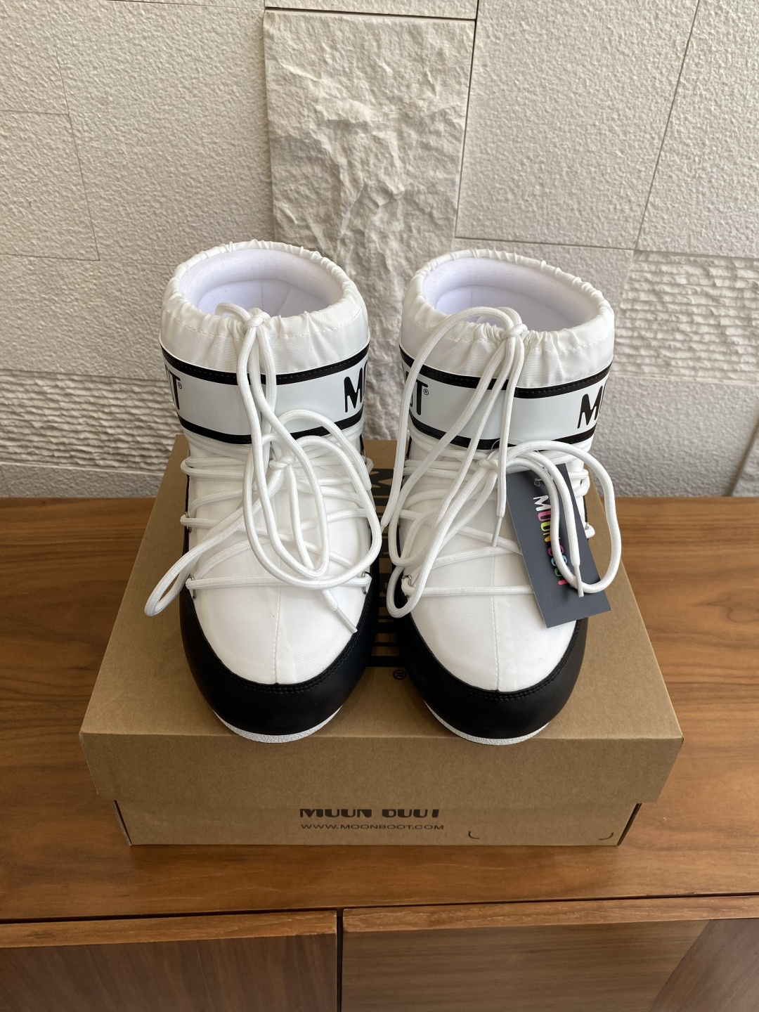 NO:483390,Top version: Moon Boot 2025 autumn and winter hot model, men and women, ICON nylon high top low top snow boots Moon Boot selected ICON nylon high top snow boots in the season, sponge material wraps the feet, waterproof splash, men and women, no right or wrong, logo splicing printing, shoe body is decorated with silver metal shoe eye, pull style is matched with drawstring seal, decorative cross round tube shoe laces, all plastic midsole, with PVC heel support and decoration, rubber sole is non-slip, unique suction cup, strong grip, and provides stable performance. Original custom fabric / cowhide / high mercerized tarp, inner lining original silk cotton inner lining, foot pad original silk cotton inner lining, large sole original open mold thermoplastic rubber large sole  Size35-40 (41.42.43 customization), snow boots, boots, cowhide19860909顶级版本: Moon Boot 2025 秋冬爆款 男女同款 ICON尼龙 高帮 低帮 雪地靴 Moon Boot当季甄选ICON尼龙高帮雪地靴,海棉材质将脚部全面包裹,防水泼溅,男女同款,没有左右对错之分,标志拼接印花,鞋体饰有银色金属鞋眼,套穿款式搭配抽绳封口,装饰性交叉圆管鞋带,均塑中底,带PVC跟部支撑和装饰,橡胶鞋底防滑,鞋底独特吸盘,强劲抓地,提供稳定性能. 面料原版定制/牛皮/高丝光防水布 内里原版丝绵内胆 垫脚原版丝绵内胆 大底原版开模热塑性橡胶大底 Size35-40（41.42.43定制）,雪地靴,boots,cowhide,Women's Shoes