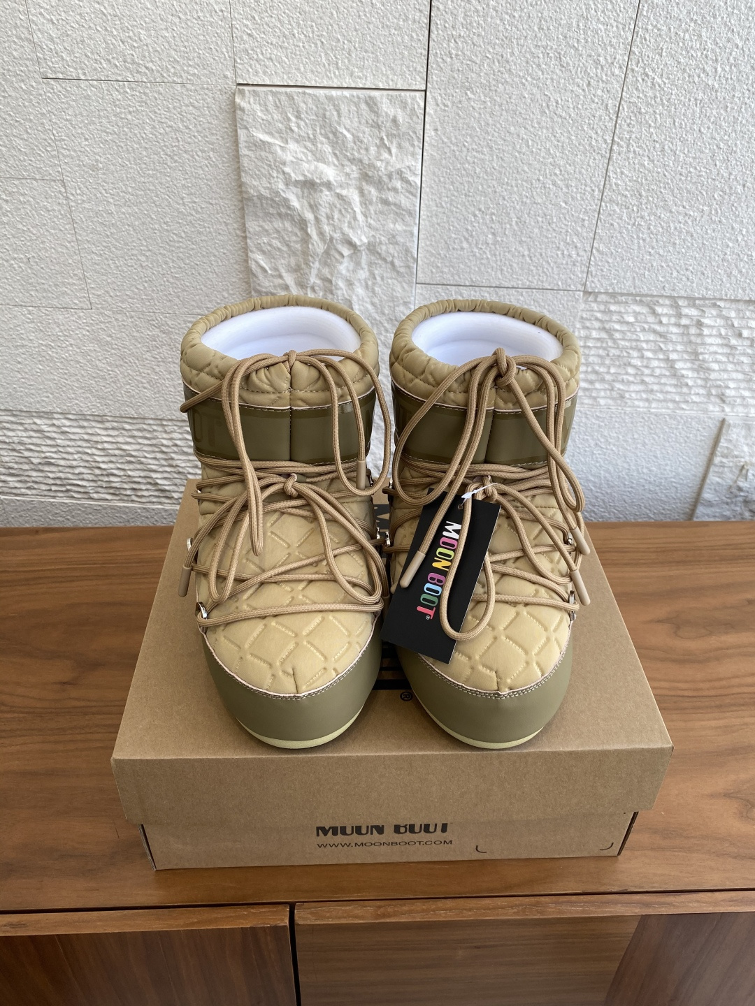 NO:483400,Top version: Moon Boot 2025 autumn and winter hot model, men and women, ICON diamond grille high top, low top, snow boots Moon Boot selected ICON diamond grille high top snow boots in the season, sponge material wraps the feet, waterproof splash, men and women, no right or wrong, logo splicing printing, the body of the shoe is decorated with silver metal shoe eye, pull-on style with drawstring seal, decorative cross round tube shoe laces, all plastic midsole, with PVC heel support and decoration, rubber sole anti-slip, unique suction cup, strong grip, and provide stable performance. Original custom fabric / cowhide / high mercerized tarp, inner lining original silk cotton inner lining, foot pad original silk cotton inner lining, large sole original open mold thermoplastic rubber large sole  Size35-40 (41.42.43 customization), snow boots, boots, cowhide19860909顶级版本: Moon Boot 2025 秋冬爆款 男女同款 ICON菱格 高帮 低帮 雪地靴 Moon Boot当季甄选ICON菱格高帮雪地靴,海棉材质将脚部全面包裹,防水泼溅,男女同款,没有左右对错之分,标志拼接印花,鞋体饰有银色金属鞋眼,套穿款式搭配抽绳封口,装饰性交叉圆管鞋带,均塑中底,带PVC跟部支撑和装饰,橡胶鞋底防滑,鞋底独特吸盘,强劲抓地,提供稳定性能. 面料原版定制/牛皮/高丝光防水布 内里原版丝绵内胆 垫脚原版丝绵内胆 大底原版开模热塑性橡胶大底 Size35-40（41.42.43定制）,雪地靴,boots,cowhide,Women's Shoes