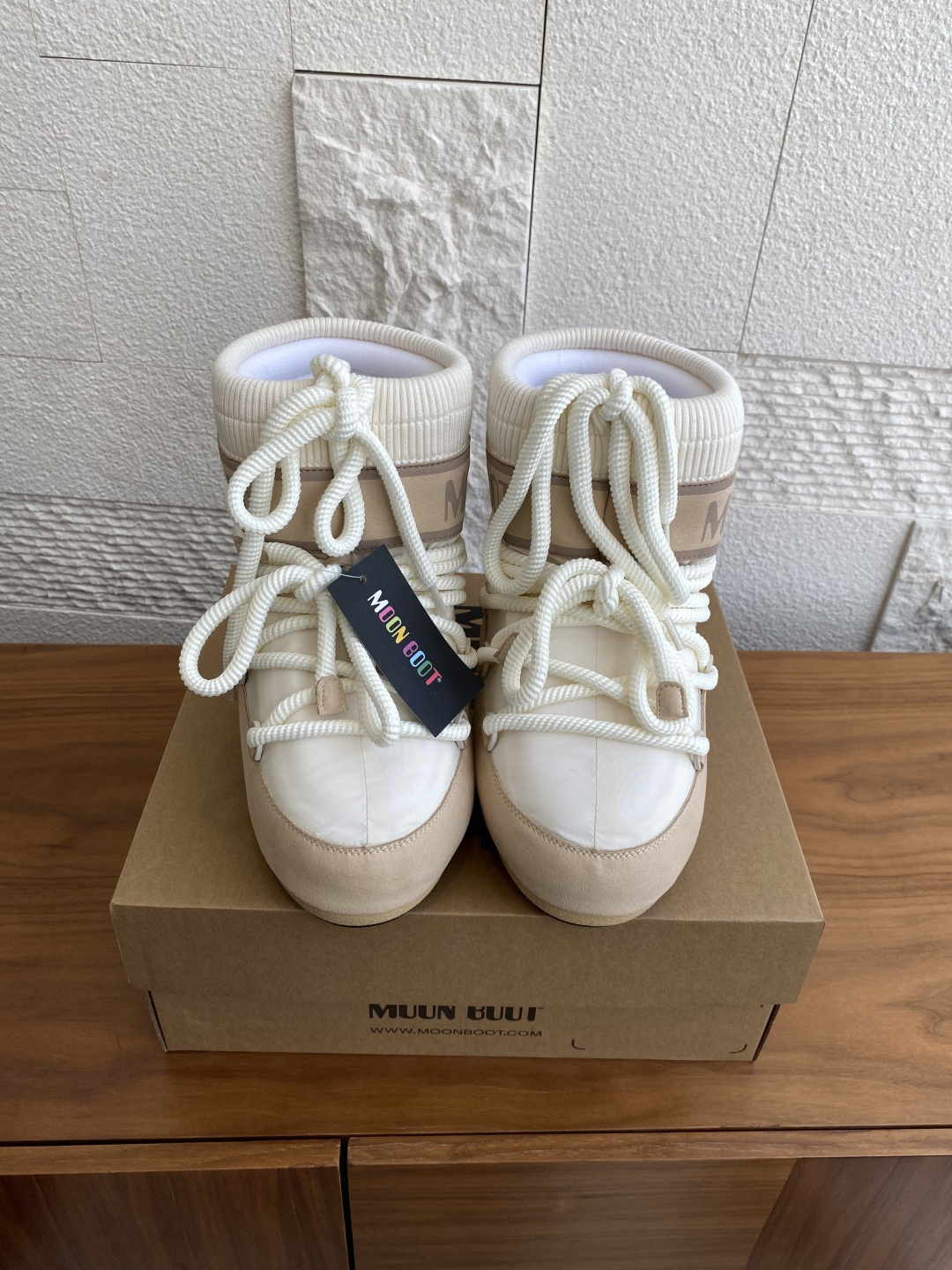 NO:483408,Top version: Moon Boot 2025 autumn and winter hot model, men and women, ICON textile high top, low top, snow boots Moon Boot selected ICON textile high top snow boots in the season, sponge material wraps the feet, waterproof splash, men and women, no right or wrong, logo splicing printing, shoe body is decorated with silver metal shoe eye, pull style is matched with drawstring seal, decorative cross round tube shoe laces, all plastic midsole, with PVC heel support and decoration, rubber sole is non-slip, unique suction cup, strong grip, and provides stable performance. Original custom fabric / cowhide / high mercerized tarp, inner lining original silk cotton inner lining, foot pad original silk cotton inner lining, original open mold thermoplastic rubber large sole  Size35-40 (41.42.43 customization), snow boots, boots, cowhide19860909顶级版本: Moon Boot 2025 秋冬爆款 男女同款 ICON纺织 高帮 低帮 雪地靴 Moon Boot当季甄选ICON纺织高帮雪地靴,海棉材质将脚部全面包裹,防水泼溅,男女同款,没有左右对错之分,标志拼接印花,鞋体饰有银色金属鞋眼,套穿款式搭配抽绳封口,装饰性交叉圆管鞋带,均塑中底,带PVC跟部支撑和装饰,橡胶鞋底防滑,鞋底独特吸盘,强劲抓地,提供稳定性能. 面料原版定制/牛皮/高丝光防水布 内里原版丝绵内胆 垫脚原版丝绵内胆 大底原版开模热塑性橡胶大底 Size35-40（41.42.43定制）,雪地靴,boots,cowhide,Women's Shoes