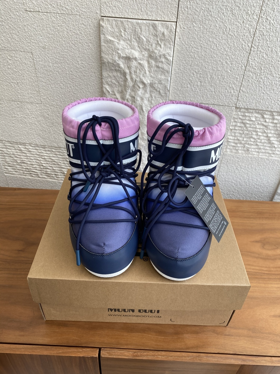 NO:483415,Top version: Moon Boot 2025 autumn and winter hottest men and women ICON wool high top low top snow boots Moon Boot selected ICON wool high top snow boots in the season, sponge material wraps the feet fully, waterproof splash, men and women, no right or wrong, logo splicing printing, shoe body is decorated with silver metal shoe eye, pull style with drawstring seal, decorative cross round tube shoe laces, all plastic midsole, with PVC heel support and decoration, rubber sole anti-slip, unique suction cup, strong grip, and provide stable performance. Original custom fabric / cowhide / high mercerized tarp, inner lining original silk cotton inner lining, foot pad original silk cotton inner lining, large sole original open mold thermoplastic rubber large sole  Size35-40 (41.42.43 customization), snow boots, boots, cowhide19860909顶级版本: Moon Boot 2025 秋冬爆款 男女同款 ICON羊毛 高帮 低帮 雪地靴 Moon Boot当季甄选ICON羊毛高帮雪地靴,海棉材质将脚部全面包裹,防水泼溅,男女同款,没有左右对错之分,标志拼接印花,鞋体饰有银色金属鞋眼,套穿款式搭配抽绳封口,装饰性交叉圆管鞋带,均塑中底,带PVC跟部支撑和装饰,橡胶鞋底防滑,鞋底独特吸盘,强劲抓地,提供稳定性能. 面料原版定制/牛皮/高丝光防水布 内里原版丝绵内胆 垫脚原版丝绵内胆 大底原版开模热塑性橡胶大底 Size35-40（41.42.43定制）,雪地靴,boots,cowhide,Women's Shoes