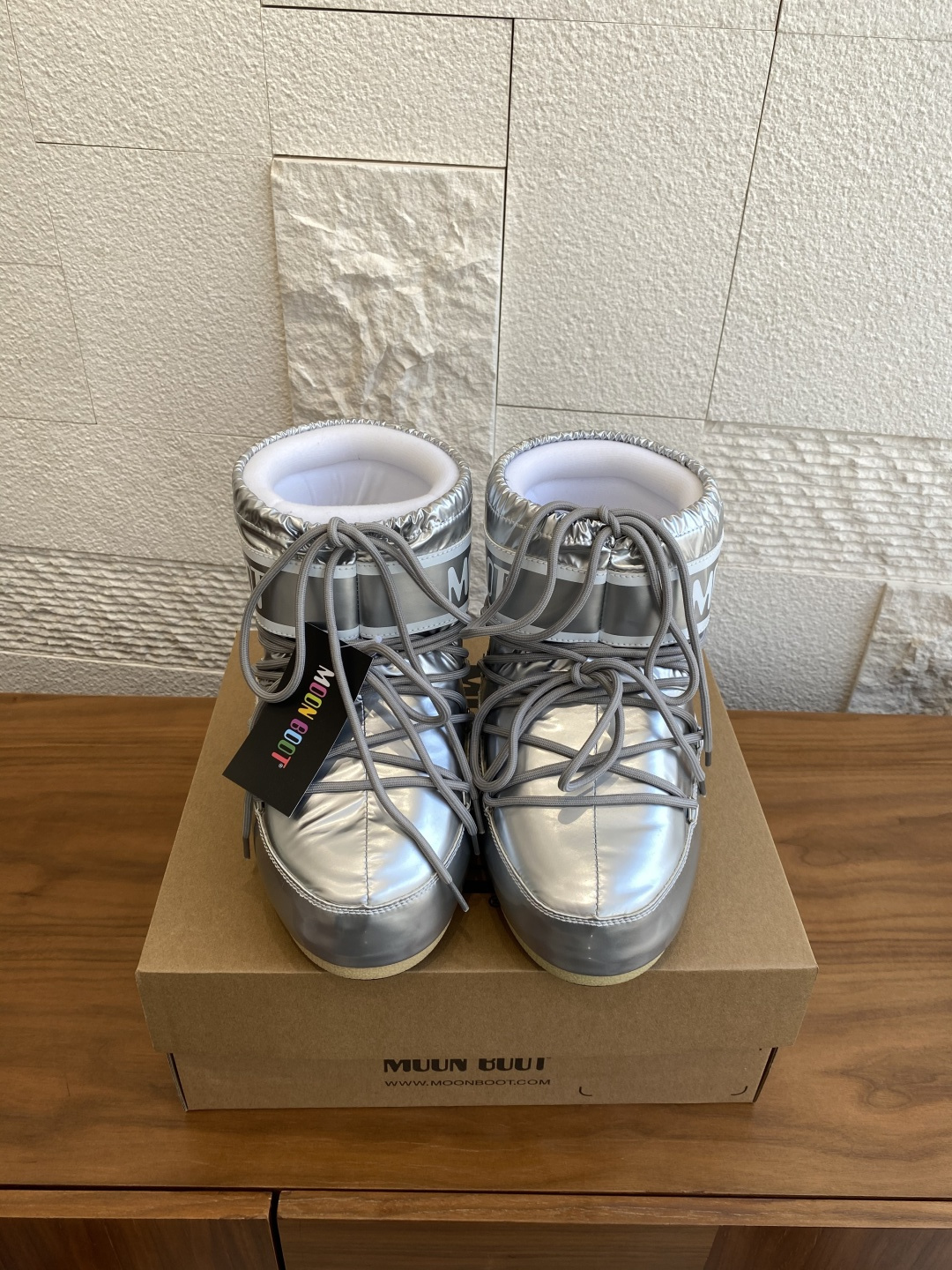 NO:483422,Top version: Moon Boot 2025 autumn and winter hot model, men and women, ICON metallic high top, low top, snow boots, Moon Boot selected ICON metallic high top snow boots in the season, sponge material wraps the feet, waterproof splash, men and women, no right or wrong, logo splicing printing, the body of the shoe is decorated with silver metal shoe eye, pull-on style with drawstring seal, decorative cross-roof laces, all plastic midsole, with PVC heel support and decoration, rubber sole anti-slip, unique suction cup, strong grip, and provide stable performance. Original custom fabric / cowhide / high mercerized tarp, inner lining original silk cotton inner lining, foot pad original silk cotton inner lining, large sole original open mold thermoplastic rubber large sole  Size35-40 (41.42.43 customization), snow boots, boots, cowhide19860909顶级版本: Moon Boot 2025 秋冬爆款 男女同款 ICON金属感 高帮 低帮 雪地靴 Moon Boot当季甄选ICON金属感高帮雪地靴,海棉材质将脚部全面包裹,防水泼溅,男女同款,没有左右对错之分,标志拼接印花,鞋体饰有银色金属鞋眼,套穿款式搭配抽绳封口,装饰性交叉圆管鞋带,均塑中底,带PVC跟部支撑和装饰,橡胶鞋底防滑,鞋底独特吸盘,强劲抓地,提供稳定性能. 面料原版定制/牛皮/高丝光防水布 内里原版丝绵内胆 垫脚原版丝绵内胆 大底原版开模热塑性橡胶大底 Size35-40（41.42.43定制）,雪地靴,boots,cowhide,Women's Shoes