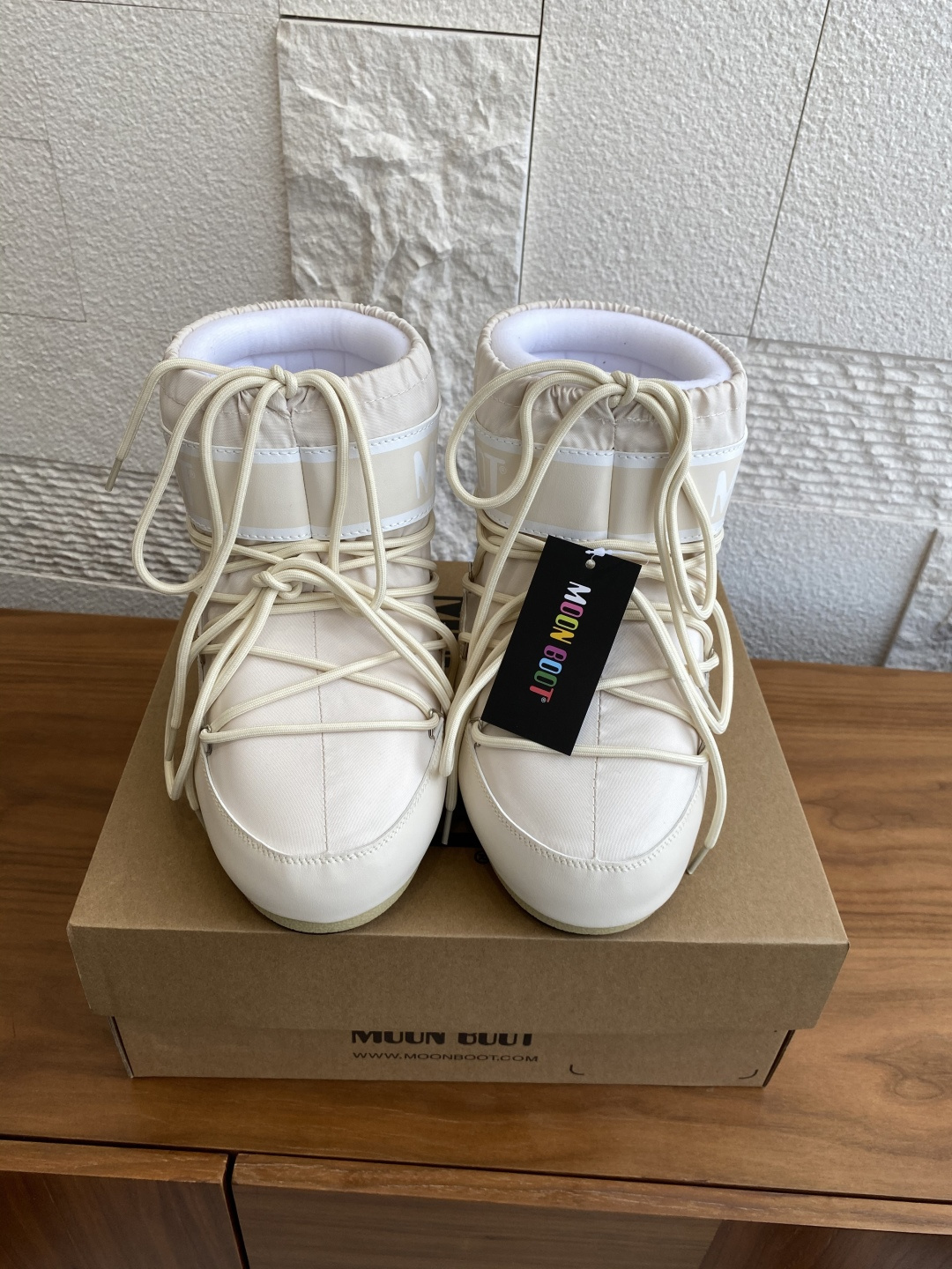 NO:483429,Top version: Moon Boot 2025 autumn and winter hot model, men and women, ICON nylon high top low top snow boots Moon Boot selected ICON nylon high top snow boots in the season, sponge material wraps the feet, waterproof splash, men and women, no right or wrong, logo splicing printing, shoe body is decorated with silver metal shoe eye, pull style is matched with drawstring seal, decorative cross round tube shoe laces, all plastic midsole, with PVC heel support and decoration, rubber sole is non-slip, unique suction cup, strong grip, and provides stable performance. Original custom fabric / cowhide / high mercerized tarp, inner lining original silk cotton inner lining, foot pad original silk cotton inner lining, large sole original open mold thermoplastic rubber large sole  Size35-40 (41.42.43 customization), snow boots, boots, cowhide19860909顶级版本: Moon Boot 2025 秋冬爆款 男女同款 ICON尼龙 高帮 低帮 雪地靴 Moon Boot当季甄选ICON尼龙高帮雪地靴,海棉材质将脚部全面包裹,防水泼溅,男女同款,没有左右对错之分,标志拼接印花,鞋体饰有银色金属鞋眼,套穿款式搭配抽绳封口,装饰性交叉圆管鞋带,均塑中底,带PVC跟部支撑和装饰,橡胶鞋底防滑,鞋底独特吸盘,强劲抓地,提供稳定性能. 面料原版定制/牛皮/高丝光防水布 内里原版丝绵内胆 垫脚原版丝绵内胆 大底原版开模热塑性橡胶大底 Size35-40（41.42.43定制）,雪地靴,boots,cowhide,Women's Shoes