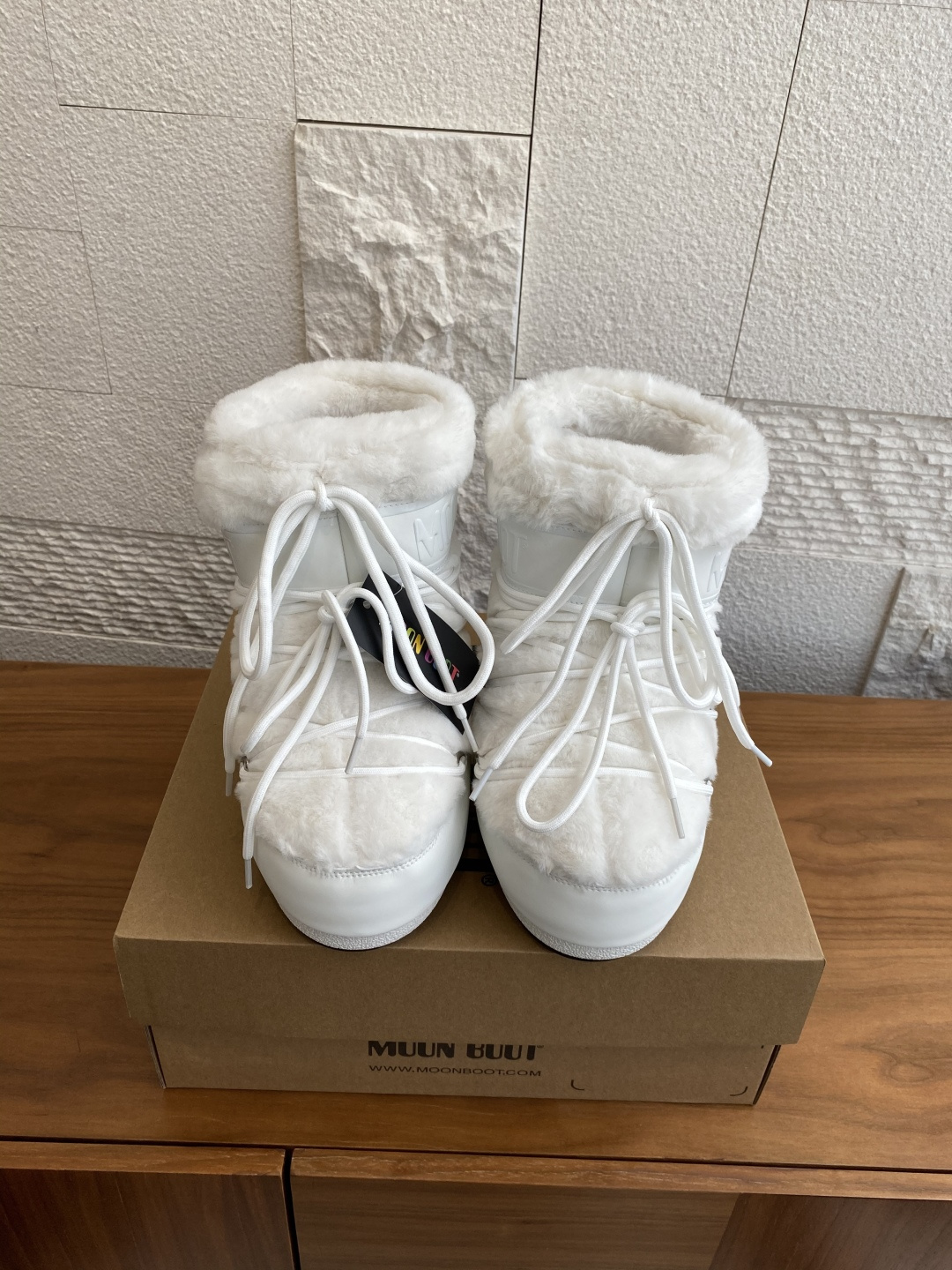 NO:483437,Top version: Moon Boot 2025 autumn and winter hottest men and women ICON wool high top low top snow boots Moon Boot selected ICON wool high top snow boots in the season, sponge material wraps the feet fully, waterproof splash, men and women, no right or wrong, logo splicing printing, shoe body is decorated with silver metal shoe eye, pull style with drawstring seal, decorative cross round tube shoe laces, all plastic midsole, with PVC heel support and decoration, rubber sole anti-slip, unique suction cup, strong grip, and provide stable performance. Original custom fabric / cowhide / high mercerized tarp, inner lining original silk cotton inner lining, foot pad original silk cotton inner lining, large sole original open mold thermoplastic rubber large sole  Size35-40 (41.42.43 customization), snow boots, boots, cowhide19860909顶级版本: Moon Boot 2025 秋冬爆款 男女同款 ICON羊毛 高帮 低帮 雪地靴 Moon Boot当季甄选ICON羊毛高帮雪地靴,海棉材质将脚部全面包裹,防水泼溅,男女同款,没有左右对错之分,标志拼接印花,鞋体饰有银色金属鞋眼,套穿款式搭配抽绳封口,装饰性交叉圆管鞋带,均塑中底,带PVC跟部支撑和装饰,橡胶鞋底防滑,鞋底独特吸盘,强劲抓地,提供稳定性能. 面料原版定制/牛皮/高丝光防水布 内里原版丝绵内胆 垫脚原版丝绵内胆 大底原版开模热塑性橡胶大底 Size35-40（41.42.43定制）,雪地靴,boots,cowhide,Women's Shoes