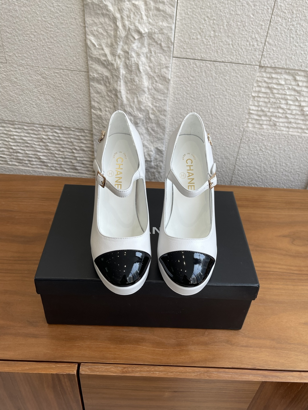 NO:484343,Top version: CHANEL 25ss early autumn new style, latest catwalk fashion, waterproof platform, high heels, Mary Jane single shoes, Chanel latest catwalk fashion, new high heels, Mary Jane single shoes are elegant codes hidden in shoes, iconic double C decoration, color blocking, flexible and ingenious, square head lines are neat, simple and elegant, comfortable and versatile, whether it is a small fragrant jacket or daily commuting outfit, versatile high heels can easily grasp the fashionable feeling, and I was so moved!  Fabric imported sheepskin/imported patent leather Inner/foot-pad imported sheepskin lining Outsole Italy imported genuine leather outsole Heel height 12cm Front water table 2cm Size35-41 (40 41 Custom made non-return and exchange), High heels single shoes, chanel, chanel, mary jane, high heels, jackets & coats, sheepskin, Leather soles19860909顶级版本: CHANEL 香奈儿 25ss 早秋新款 最新走秀时装 防水台 高跟鞋 玛丽珍 单鞋 Chanel最新走秀时装款,新品高跟玛丽珍单鞋是藏在鞋履里的优雅密码,标志性双C装饰 拼色碰撞出灵动巧思,方头线条利落,简约又不失优雅,舒适又百搭,无论是搭小香风外套还是日常通勤穿搭,百搭高跟鞋都能轻松拿捏时髦感 狠狠心动了！ 面料进口羊皮/进口漆皮 内里/垫脚进口羊皮里 大底意大利进口真皮大底 跟高12cm 前水台2cm Size35-41（40 41 定做不退换）,高跟鞋单鞋,chanel,chanel,mary jane,high heels,jackets & coats,sheepskin,Leather soles,Women's Shoes