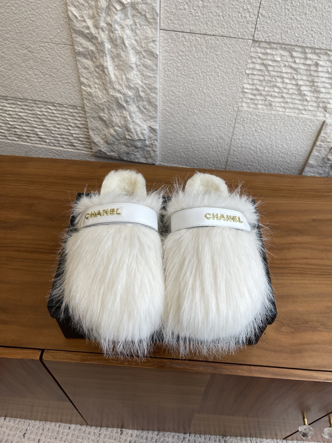 NO:484339,Top version: CHANEL 25ss Autumn and Winter New Classic Four Seasons Double C Fleece Slippers Chanel This fleece slipper is really cute. Soft and fluffy fleece Comfortable, warm feet, heighten and long legs. The autumn and winter socks are casual and lazy to put on the feet, really beautiful and fashionable. It is so beautiful that the fabric is imported mink fur, the inner imported sheepskin, the foot pad is imported wool, the original molded rubber sole, Size35-40 (40 custom made without return and exchange), semi-dragged fleece shoes, chanel, chanel, slippers, sheepskin, socks19860909顶级版本: CHANEL 香奈儿 25ss 秋冬新款 经典四季款 双C毛毛拖鞋 Chanel这款毛拖真的是真太可爱了 柔软蓬松的毛毛 舒服 暖脚 增高显腿长 秋冬搭配袜子休闲又慵懒上脚真的好看又时髦美 腻美爆了 面料进口貂毛 内里进口羊皮里 垫脚进口羊毛 大底原版开模橡胶大底 Size35-40（40定做不退换）,半拖毛毛鞋,chanel,chanel,slippers,sheepskin,socks,Women's Shoes