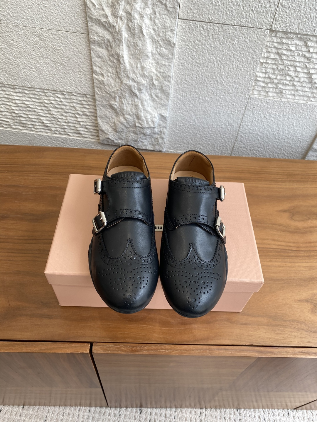 NO:484886,Top version: Miu Miu 25ss Autumn and Winter New Style Retro Aged Buckle Hollow Pattern Brock Shoes German Shoes MiuMiu New Style is inspired by classic men's shoes. The reinterpretation of this Brock Shoes combines formal elegance with ease and comfort, paired with light sports soles, soft calf leather and exquisite details such as buckles and hollow decorations. The upper is equipped with buckles, shoelaces with metal buckles, logos imprinted on the tongue, and logos printed on the inner sole. Imported calf leather with imported linings, original molded rubber sole Size35-40 (40 custom made without return or exchange), leather shoes, miumiu, sneakers, cowhide19860909顶级版本: Miu Miu 缪缪 25ss 秋冬新款 复古做旧 带扣 镂空图案 布洛克鞋 德训鞋 MiuMiu新款灵感源自经典男鞋,这款布洛克鞋的重新诠释将正式优雅与轻松舒适相结合,搭配轻便运动鞋底、柔软小牛皮革以及精致细节如扣饰和镂空装饰,鞋面配有搭扣,带金属搭扣的鞋带,鞋舌上压印徽标,内底上丝网印刷徽标. 面料进口小牛皮 内里进口牛皮里 大底原版开模橡胶大底 Size35-40（40定做不退换）,皮鞋,miumiu,sneakers,cowhide,Women's Shoes