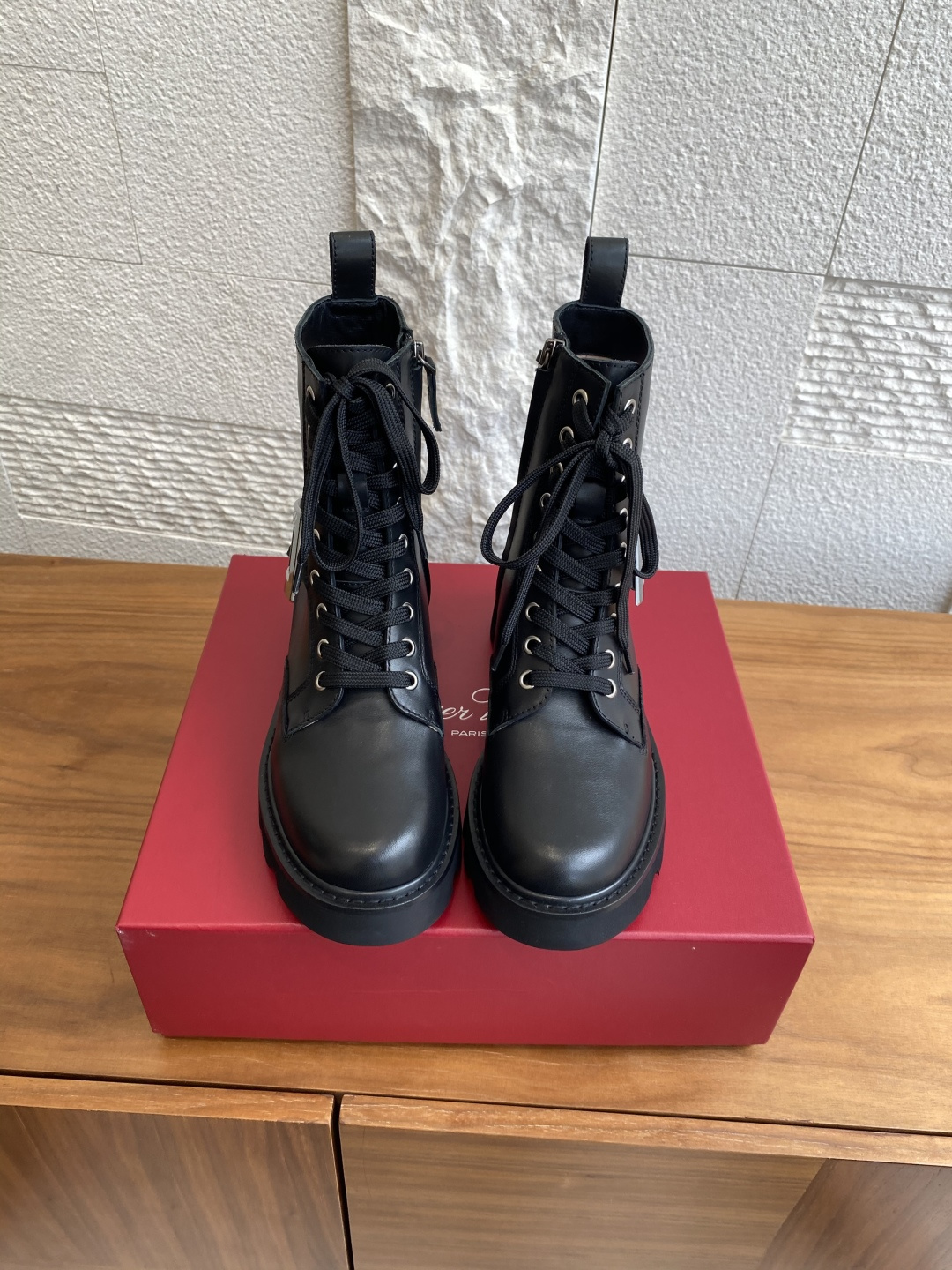 NO:484879,Top version: Calfskin: Tissel: Roger Vivier 25ss New autumn and winter Viv' Rangers Truck leather boots Side zipper Pure copper square buckle Martin boots This Viv' Rangers Truck series is unique and exquisite, showing the urban style. This leather boot is equipped with a non-slip thick sole, embellished with an iconic buckle, easily adding personal details to any shape. Fabric: Imported calfskin/imported fetal calf/pure copper square buckle Inner: foot pad: imported mixed-bred sheepskin Outsole: Original open mold TPU rubber foamed sole Size: 35-40 (40 custom made without return), boots, roger vivier, boots, cowhide, sheepskin19860909顶级版本:小牛皮: 胎牛绒: Roger Vivier 25ss 秋冬新款 Viv' Rangers Truck皮靴 侧拉链 纯铜方扣 马丁靴 这款Viv' Rangers Truck系列个性又不失精致,尽显都市风格.本款皮靴设有防滑厚底,点缀标志性饰扣,轻松为任意造型增添个性细节. 面料: 进口小牛皮/进口胎牛绒/纯铜方扣 内里:垫脚: 进口混种羊皮 大底: 原版开模TPU橡胶发泡大底 Size: 35-40（40 定做不退换）,靴子,roger vivier,boots,cowhide,sheepskin,Women's Shoes