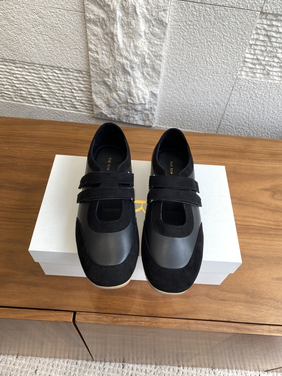 NO:485978,Top version: (Guangdong goods) THE ROW 25ss New autumn and winter style, double straps, Velcro, Dexue shoes, Mary Zhen, This shoe has a row minimalist style design that makes it stand out even among many brands and become the darling of niche fashion. Whether it is commuting to work or hanging out on weekends, this pair of Mary Zhen shoes can become your perfect choice. The upper is made of imported titanium velvet and cowhide splicing materials, which is super comfortable to touch, and the fur is as delicate as clouds, which is particularly skin-friendly when worn on the feet. The color is also very high-end, not the very exaggerated bright color, but a low-key and textured tone. The shoes are particularly light and breathable, and it is perfect for wearing in autumn. Imported cowhide/imported titanium velvet, imported goatskin, and the original open-mold wear-resistant rubber sole  Size35-40 (40 custom made without return or exchange), Mary Jane, mary jane, cowhide, sheepskin19860909顶级版本:（莞货） THE ROW 25ss 秋冬新款 双带 魔术贴 德训鞋 玛丽珍 这款鞋子的row极简风系设计,让它即使在众多品牌中也能脱颖而出,成为小众时尚的宠儿.无论是上班通勤还是周末闲逛,这双玛丽珍鞋都能成为你的完美选择.鞋面用的是进口胎牛反绒和牛皮拼接材质,摸起来超级舒服,绒毛细腻得像云朵一样柔软,穿上脚特别亲肤.颜色也很高级,不是那种很夸张的亮色, 而是低调又有质感的色调.鞋子特别轻巧,透气性超好,秋天穿再合适不过了. 面料进口牛皮/进口胎牛反绒 内里进口山羊皮 大底原版开模耐磨橡胶大底 Size35-40（40定做不退换）,玛丽珍,mary jane,cowhide,sheepskin,Women's Shoes