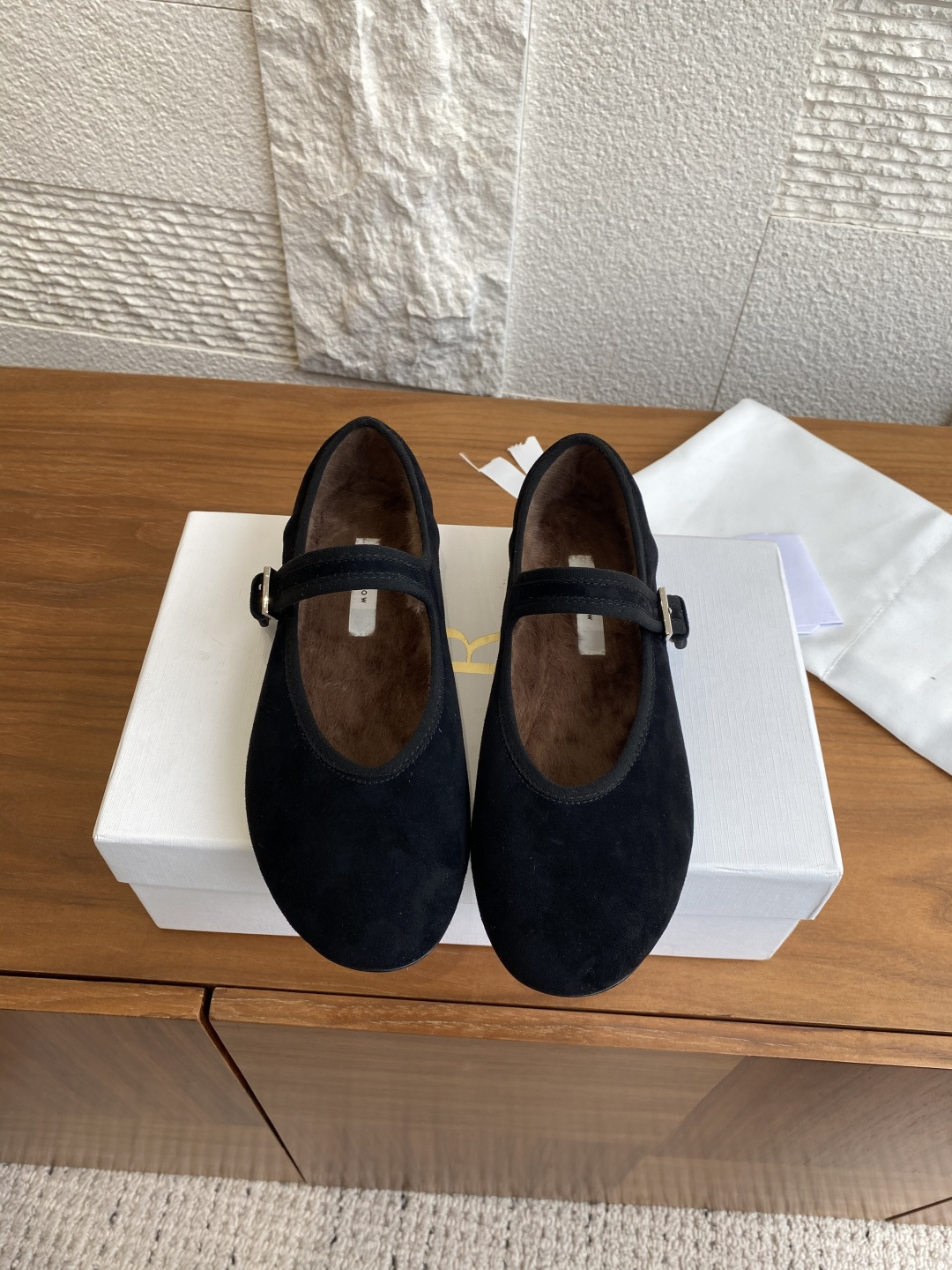 NO:485984,Top version: THE ROW 25ss New autumn and winter Boheme ballet shoes buckle straps wool lining flat sole Mary Jane The Row This season Mary Jane flat shoes are popular. This 'Boheme' is made of soft suede and has buckle straps, which is comfortable, elegant and versatile. It can stand out even among many brands and become the darling of niche fashion. Whether it is commuting to work or hanging out on weekends, this pair of Mary Jane shoes can be your perfect choice. The upper is imported suede and feels super comfortable to touch. The wool lining is as delicate as clouds, and it is very skin-friendly to wear when worn. The color is also high-end, not the exaggerated bright color, but a low-key and textured tone. The shoes are particularly light and breathable, and it is perfect for wearing in autumn and winter. The fabric is imported suede  Inner/foot pad imported wool, Italian imported leather, Size35-41 (40 41 custom made without return), Mary Jane, mary jane, flats, chamois leather, Leather soles19860909顶级版本: THE ROW 25ss 秋冬新款 Boheme 芭蕾舞鞋 搭扣带 羊毛内衬 平底 玛丽珍 The Row 本季玛丽珍平底鞋正当红,这款“Boheme”以柔软的绒面革制成,设有搭扣鞋袢带,舒适、优雅又百搭.让它即使在众多品牌中也能脱颖而出,成为小众时尚的宠儿.无论是上班通勤还是周末闲逛,这双玛丽珍鞋都能成为你的完美选择. 鞋面用的是进口麂皮摸起来超级舒服,羊毛内衬细腻得像云朵一样柔软,穿上脚特别亲肤.颜色也很高级,不是那种很夸张的亮色,而是低调又有质感的色调.鞋子特别轻巧,透气性超好,秋冬天穿再合适不过了. 面料进口麂皮 内里/垫脚进口羊毛 大底意大利进口真皮大底 Size35-41（40 41定做不退换）,玛丽珍,mary jane,flats,chamois leather,Leather soles,Women's Shoes