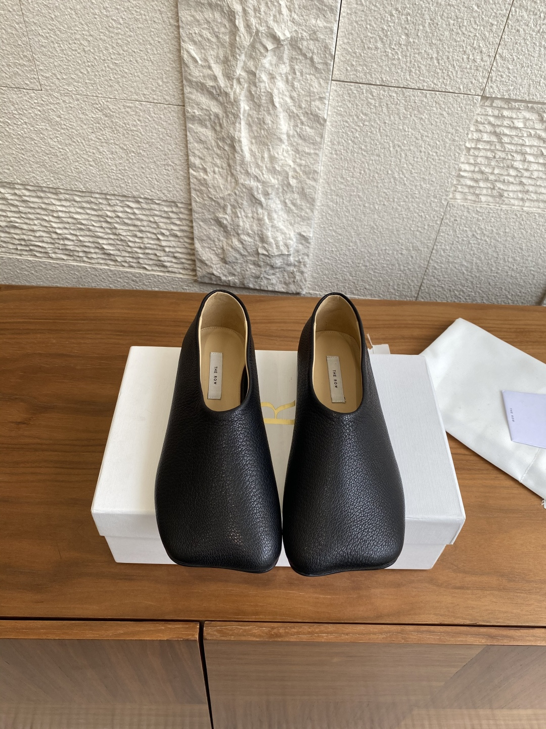 NO:485968,Top version: THE ROW 25ss New autumn and winter style Latest Apple toe, one-tread, deep mouth flat sole Single shoes The row minimalist style design of this shoe is, with a classic diagonal toe and cylindrical heel, high-end and decent, and can go out beautifully no matter how you wear it, full of temperament. It can stand out even among many brands and become the darling of niche fashion. Whether it is commuting to work or strolling on weekends, this pair of Mary Jane shoes can become your perfect choice. The shoes are particularly lightweight and breathable, and it is perfect for wearing in autumn. Imported calfskin fabric, imported goatskin, outsole, Italian imported leather soles Size35-41 (40 41 custom made without return or exchange), single shoes, mary jane, cowhide, sheepskin, Leather soles19860909顶级版本: THE ROW 25ss 秋冬新款 最新苹果头 一脚蹬 深口 平底 单鞋 这款鞋子的row极简风系设计,经典斜方头加圆柱跟,高级又不失体面,怎么穿都能美美的出街,气质满满.让它即使在众多品牌中也能脱颖而出,成为小众时尚的宠儿.无论是上班通勤还是周末闲逛,这双玛丽珍鞋都能成为你的完美选择.鞋子特别轻巧,透气性超好,秋天穿再合适不过了. 面料进口小牛皮 内里进口山羊皮 大底意大利进口真皮大底 Size35-41（40 41定做不退换）,单鞋,mary jane,cowhide,sheepskin,Leather soles,Women's Shoes