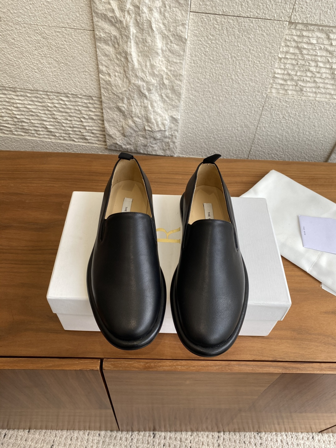 NO:485974,Top version: THE ROW 25ss New autumn and winter style, one-legged pedal, round toe, deep mouth flat sole, single shoes, this shoe has a minimalist row style design, high-end and decent style, you can go out beautifully no matter how you wear it, full of temperament. It can stand out even among many brands and become the darling of niche fashion. Whether it is commuting to work or strolling on weekends, this pair of Mary Jane shoes can become your perfect choice. The shoes are very light and breathable, and it is perfect for wearing in autumn. Imported calfskin fabric, imported goatskin, outsole, Italian imported leather soles Size35-41 (40 41 custom made without return or exchange), single shoes, mary jane, cowhide, sheepskin, Leather soles19860909顶级版本: THE ROW 25ss 秋冬新款 一脚蹬 圆头 深口 平底 单鞋 这款鞋子的row极简风系设计,高级又不失体面,怎么穿都能美美的出街,气质满满.让它即使在众多品牌中也能脱颖而出,成为小众时尚的宠儿.无论是上班通勤还是周末闲逛,这双玛丽珍鞋都能成为你的完美选择.鞋子特别轻巧,透气性超好,秋天穿再合适不过了. 面料进口小牛皮 内里进口山羊皮 大底意大利进口真皮大底 Size35-41（40 41定做不退换）,单鞋,mary jane,cowhide,sheepskin,Leather soles,Women's Shoes