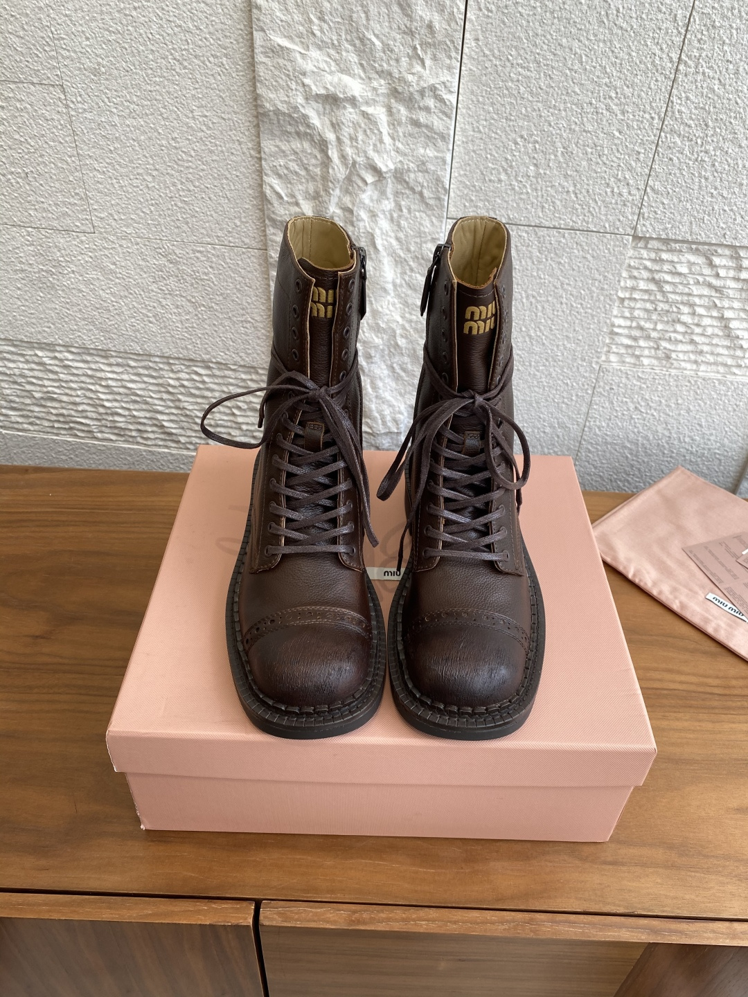 NO:485962,Top version: (Guangdong goods) Miu Miu 25ss Autumn and Winter New Retro Aged Laces Boots Martin Boots MiuMiu This simple leather short boot is exquisitely designed, combining the upper eyelet design and the lace-up around the boots, and the tongue is decorated with the Miu Miu logo. Aged cowhide and delicate details such as buckles and hollow decorations, side zippers and lace-up closures, embossed logos on the tongue, and metal logos on the rubber heel. Fabric imported cowhide imported cowhide lining, original molded rubber sole Size35-40 (40 custom made without return or exchange), boots, miumiu, boots, cowhide19860909顶级版本:（莞货） Miu Miu 缪缪 25ss 秋冬新款 复古做旧 系带 短靴 马丁靴 MiuMiu这款简约的皮革短靴设计精致,结合鞋面孔眼设计与环绕靴子的系带,鞋舌饰有Miu Miu徽标.做旧牛皮革以及精致细节如扣饰和镂空装饰,侧面拉链与系带开合,鞋舌上压印徽标,橡胶鞋跟饰以金属徽标. 面料进口牛皮 内里进口牛皮里 大底原版开模橡胶大底 Size35-40（40定做不退换）,靴子,miumiu,boots,cowhide,Women's Shoes