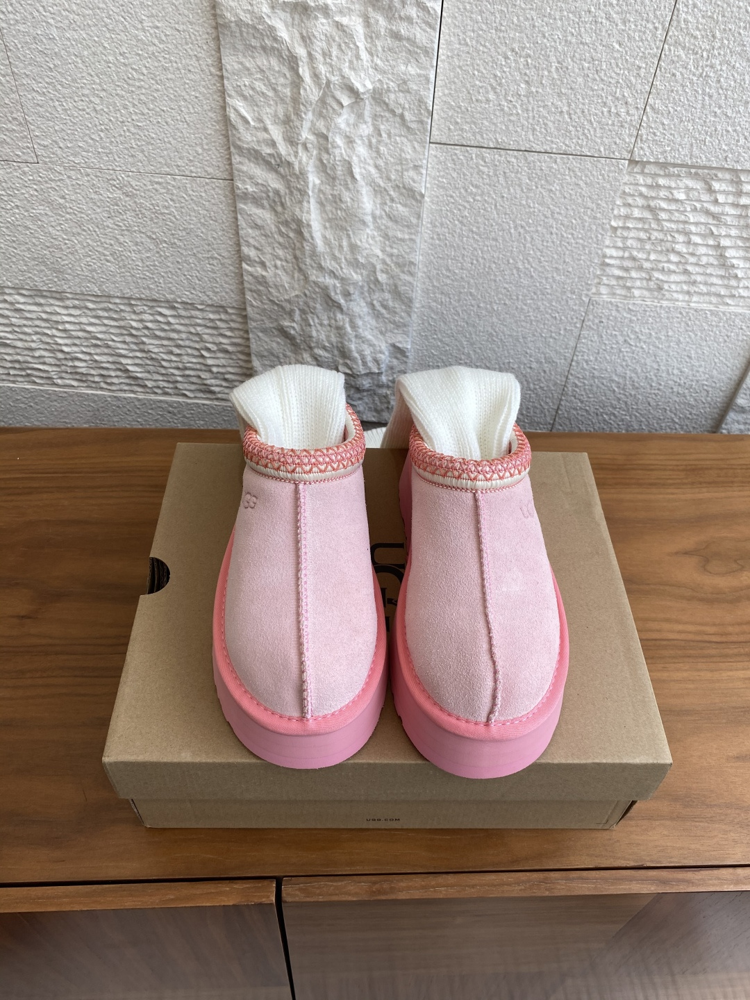 NO:486450,Top version: (socks) UGG's new autumn and winter style Tazz Thick sole One-legged pedal Lazy Foam Shoes Wool Trap UGG's new style of woven and embroidery is retro and fashionable, super comfortable lazy people pedal, so many celebrities are wearing it. I don't need to say more about how popular the ins Xiaohongshu is, the rhythm of the stock is out of stock as soon as the season comes!  Longfeng thick fur integrated!  This tile is different from the classic snow boots. Its shoe shape is more inclined to be half-supported and one foot pedal, which is convenient and comfortable to put on and take off. It is the favorite of many lazy people. Original fabric custom imported cowhide, original inner lining, original custom warm wool, original mold opening, ultra-light EVA foamed sole, bottom thickness 4.5cm Size35-40 (40 custom made without return and exchange), semi-dragged fur shoes, boots, cowhide, socks19860909顶级版本:（袜子） UGG 秋冬新款 Tazz 塔茨 厚底 一脚蹬 懒人 毛毛鞋 毛拖 UGG新款毛拖采用民族风编织刺绣回复古又时髦,超舒适懒人一脚蹬,超多明星在穿,ins小红书有多火不用我多说,一到季节就断货的节奏！隆丰厚实皮毛一体！这款搭茨和经典的雪地靴不同,它的鞋型更倾向于半托一脚蹬,穿脱方便舒适,是很多懒癌星人的心头好. 面料原版定制进口头层牛皮 内里原版定制保暖羊毛 大底原版开模超轻EVA发泡大底 底厚4.5cm Size35-40（40定做不退换）,半拖毛毛鞋,boots,cowhide,socks,Women's Shoes