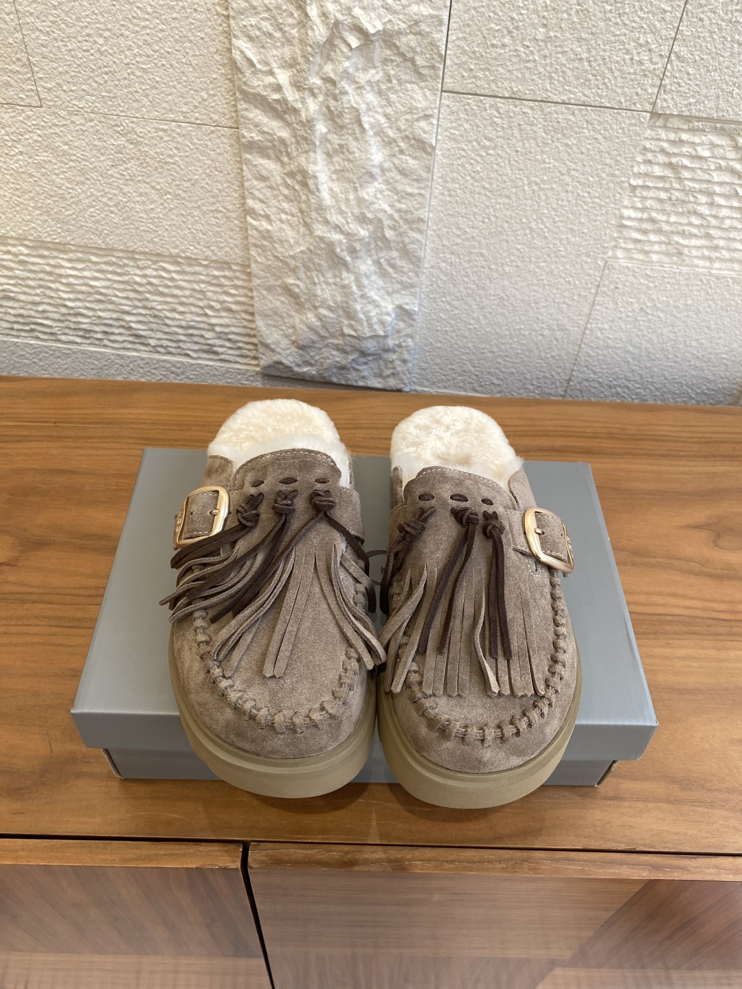 NO:486455,Top version: UGG 2025 Autumn and Winter New Style Tassels, Buckles, Thick Sole, One-Stick, Lazy, Fur-Furn Shoes, Fur-Furn Frozen Frozen Frozen Frozen Frozen Frozen Frozen Frozen Frozen Frozen Frozen Frozen Frozen Frozen Frozen Frozen Frozen Frozen Frozen Frozen Frozen Frozen Frozen Frozen Frozen Frozen Frozen Frozen Frozen Frozen Frozen Frozen Frozen Frozen Frozen Frozen Frozen Frozen Frozen Frozen Frozen Frozen Frozen Frozen Frozen Frozen Frozen Frozen Frozen Frozen Frozen Frozen Frozen Frozen Frozen Frozen Frozen Frozen Frozen Frozen Frozen Frozen Frozen Frozen Frozen Frozen Frozen Frozen Frozen Frozen Frozen Frozen Frozen Frozen Frozen Frozen Frozen Frozen Frozen Frozen Frozen Frozen Frozen Frozen Frozen Frozen Frozen Frozen Frozen Frozen Frozen Frozen Frozen Frozen Frozen Frozen Frozen Frozen Frozen Frozen Frozen Frozen Frozen Frozen Frozen Frozen Frozen Frozen Frozen Frozen Frozen Frozen Frozen Fro  Longfeng thick fur integrated!  This tile is different from the classic snow boots. Its shoe shape is more inclined to be half-supported and one foot pedal, which is convenient and comfortable to put on and take off. It is the favorite of many lazy people. Original fabric custom imported cowhide, original inner lining, original custom warm wool, original model opening ultra-light EVA foamed sole Size35-40 (40 custom made without return and exchange), semi-dragged fur shoes, boots, cowhide19860909顶级版本: UGG 2025 秋冬新款 流苏 搭扣 厚底 一脚蹬 懒人 毛毛鞋 毛拖 UGG新款毛拖采用民族风流苏搭扣带,复古又时髦,超舒适懒人一脚蹬,超多明星在穿,ins小红书有多火不用我多说,一到季节就断货的节奏！隆丰厚实皮毛一体！这款搭茨和经典的雪地靴不同,它的鞋型更倾向于半托一脚蹬,穿脱方便舒适,是很多懒癌星人的心头好. 面料原版定制进口头层牛皮 内里原版定制保暖羊毛 大底原版开模超轻EVA发泡大底 Size35-40（40定做不退换）,半拖毛毛鞋,boots,cowhide,Women's Shoes