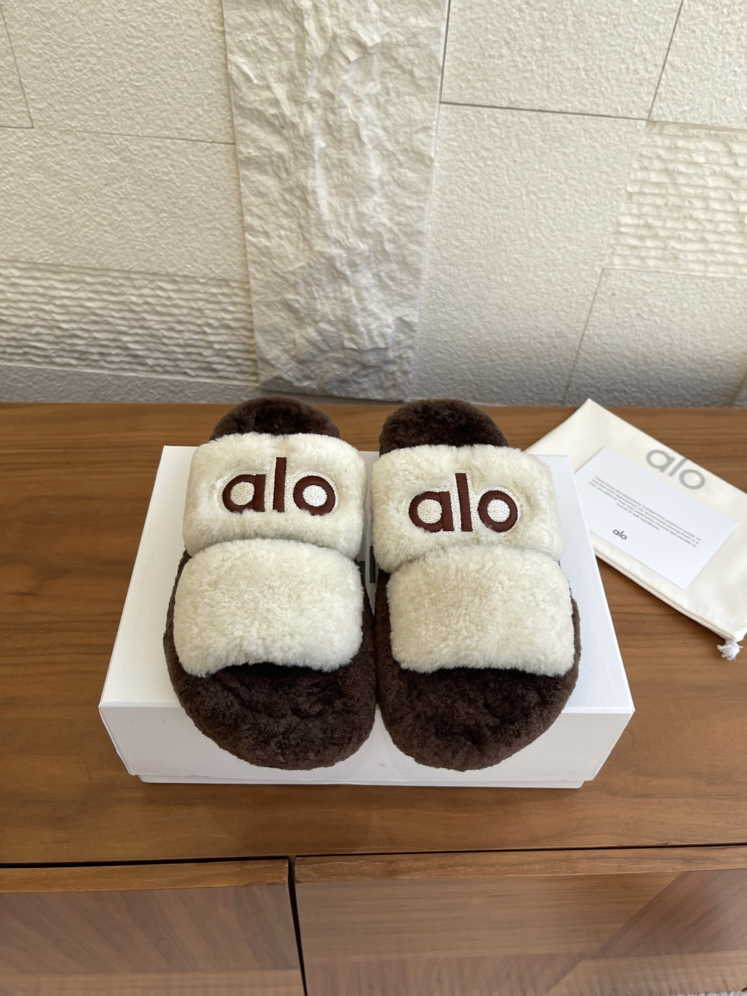 NO:486440,Top version: alo autumn and winter new style, open toe, thick-soled lamb fleece, fleece drag alo This lamb fleece slipper is really easy to wear!  The rice bran color is gentle and versatile. The soft upper is super comfortable to wear. It is full of wool feet and comfortable. This sole also has a 3cm high thick sole. The key is that the anti-slip design is very safe. It is suitable for daily wear when you go out and at home. Wear wide-leg pants and the length of the pants can be controlled. It is also good to wear socks when you are cold!  !  Imported material lamb wool, original mold opening table + rubber bottom sheet Size35-40 (40 custom made without return or exchange), fur shoes and slippers, slippers, socks19860909顶级版本: alo 秋冬新款 露趾 厚底 羊羔毛 毛拖 alo 这款羊羔毛一字拖真的太好穿了！米糠色温柔又百搭,软软的鞋面踩上去超舒服.满满的羊毛脚感跟舒服,这个底还有3cm高的厚底,关键是防滑设计很安心.日常出门、居家穿都合适,穿阔腿裤,裤子长的都可以驾驭. 天冷穿袜子搭也嘎嘎好看！！ 材料进口羊羔毛 大底原版开模底台+橡胶底片 Size35-40（40定做不退换）,毛毛鞋拖鞋,slippers,socks,Women's Shoes