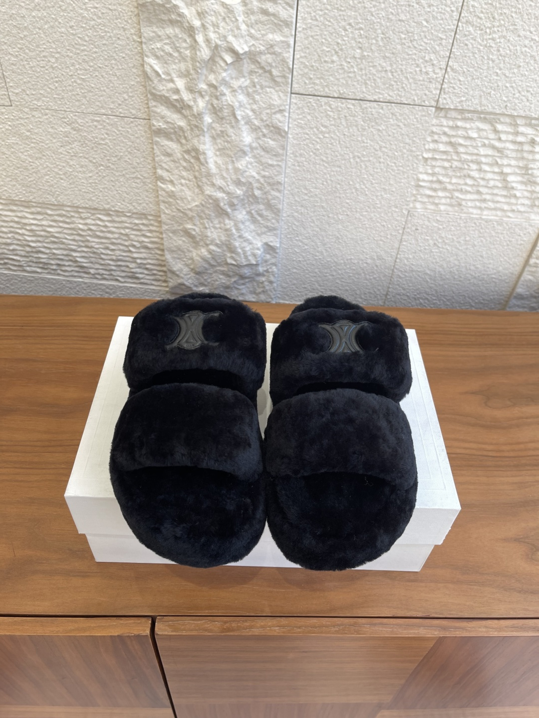 NO:486427,Top version: CELINE 25ss new autumn and winter style, thick sole, wool slippers CELINE will make you warm and fashionable this winter!  The thick sole not only brings infinite comfort, but also has super cushioning power. Walking is like stepping on a cloud. The style is fresh and refined, and it looks particularly harmonious with any clothing. The most attractive thing is the fur surrounding the body, soft and delicate, giving the most considerate care of the feet. The original imported European A-grade wool, the original mold opening table + TPU film Size35-40 (40 customized, no return or exchange), fur shoes, celine, celine, slippers19860909顶级版本: CELINE赛琳 25ss 秋冬新款 厚底 一脚蹬 羊毛 拖鞋 CELINE赛琳这个冬天让你温暖又时髦！厚实的鞋底不仅带来无限舒适,还拥有超强的缓震力,走路就像踩在云朵上.款式清新脱俗,搭配任何服饰都显得格外和谐.最吸引人的是那环绕周身的毛毛,柔软细腻,给脚丫子最贴心的呵护. 材料原版进口欧洲A级羊毛 大底原版开模底台+TPU底片 Size35-40（40定做不退换）,毛毛鞋拖鞋,celine,celine,slippers,Women's Shoes