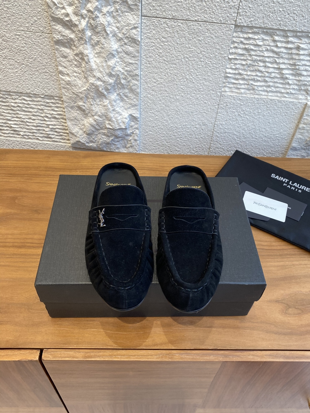 NO:488047,Top version: Semi-tug Saint Laurent 25ss Early autumn new product, pleated LE LOAFER mules, loafers YSL treasure fashionable item, soft loafer mules, decorated with LE CASSANDRE, paired with hand-sewn moccasin toe. On the basis of classic loafer, 'pleated' toe will be added to the foot and will look more three-dimensional, not monotonous and have a sense of weight when held in the hands. It is very light when worn on the feet. The feel of the feet and visual balance are done just right to give the new season some romanticism!  A versatile tool for meeting diverse shapes. Original custom imported cowhide/high mercerized cashmere/paper leather. Inner/foot pad: imported goatskin. Outsole. Italian imported leather soles. Size35-40 (40 custom made without return or exchange), loafers. Half-wheeled, saint laurent, saint laurent, saint laurent, saint laurent, loafers, cowhide, sheepskin, Leather soles19860909顶级版本:半拖 满帮 Saint Laurent 圣罗兰 25ss 早秋新品 褶皱LE LOAFER 穆勒鞋 乐福鞋 YSL圣罗兰宝藏时髦单品,柔软乐福穆勒鞋,饰以LE CASSANDRE,搭配手工缝制莫卡辛鞋头.在经典乐福基础上加了“褶皱”鞋头处理穿上脚后会更加显立体、不单调拿在手上有份量感 穿在脚上又很轻盈,脚感和视觉平衡都做的恰到好处赋予新季一些浪漫主义！满足多元造型的四季百搭利器 面料原版定制进口牛皮/高丝光羊绒/漆皮 内里/垫脚:进口山羊皮 大底意大利进口真皮大底 Size35-40（40定做不退换）,乐福鞋半拖,saint laurent,saint laurent,saint laurent,loafers,cowhide,sheepskin,Leather soles,Women's Shoes