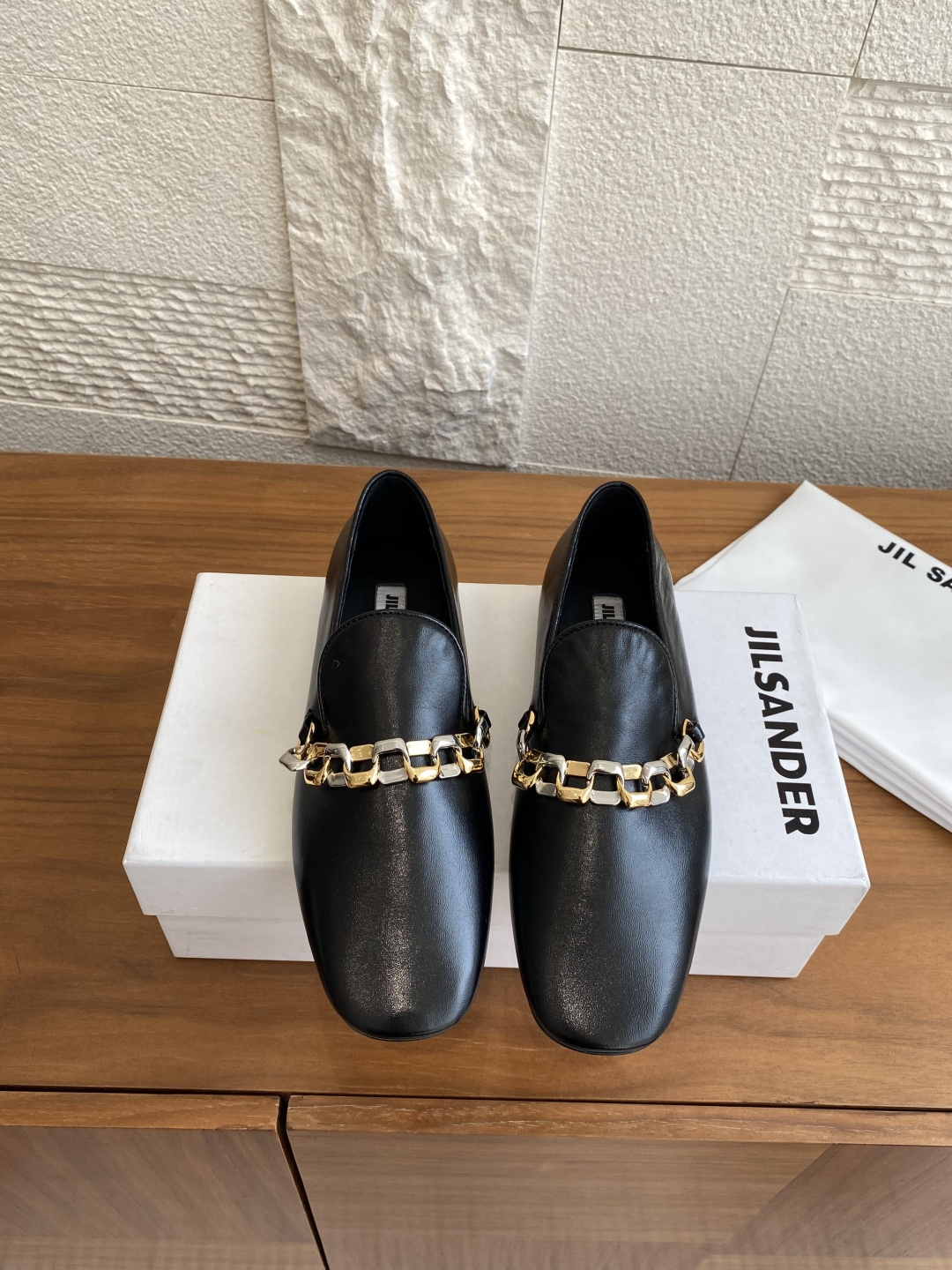 NO:488039,Top version: Flat, high heels JIL SANDER 25ss Two-color chain, round toe, flat, high heels loafers JIL SANDER is the perfect crystallization of ultimate luxury and modern simplicity. This loafer is made of luxurious lambskin material and is decorated with carefully designed two-color metal chains, cleverly blending the elegance and contemporary modern atmosphere of classic loafers. It is available in two styles, flat and high heels, to meet different occasions and outfit needs, revealing exquisite details that cannot be ignored in the simple design. Fabric imported lambskin/imported suede, inner imported goatskin Outsole Italian imported leather outsole + injection rubber Heel high flat sole, 6.5cm Size35-41 (40 41 custom made without return), single shoes, jil  sander, loafers, sheepskin, chamois leather, Leather soles19860909顶级版本:平底 高跟 JIL SANDER 吉尔桑德 25ss 双色链条 圆头 平底 高跟 乐福鞋 JIL SANDER是极致奢华与现代简约的完美结晶.这款乐福鞋采用奢华小羊皮材质,饰以品牌精心设计的双色金属链条装饰,巧妙融合了经典乐福鞋的优雅与当代摩登气息.提供平底与高跟两种款式,满足不同场合与穿搭需求,在简约设计中透露出不容忽视的精致细节. 面料进口小羊皮/进口麂皮 内里进口山羊皮 大底意大利进口真皮大底+注塑橡胶 跟高平底,6.5cm Size35-41（40 41定做不退换）,单鞋,jil sander,loafers,sheepskin,chamois leather,Leather soles,Women's Shoes