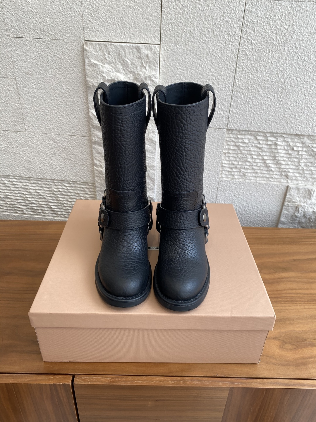 NO:488957,Top version: Short boots, long boots, Miu Miu 25ss, new autumn and winter style, retro, round toe, thick sole, knight boots, motorcycle boots, motorcycle boots. When the roar of the motorcycle engine hits the stitches of Shu embroidery, these boots were born at the intersection of industrial wildness and handmade warmth. Both sweet and cool styles can be easily controlled, especially the boots are just right in height, very soft and huge, and the feet feels superb. The boots are wide, and they can wear them in a loose way, no matter how thick and thin the legs are, they can make them look straight. They are very friendly to sisters of all kinds of leg shapes, and can modify the leg shape well. Extend the leg lines. Who wears shoes is a beauty with long legs!  Original imported calfskin ostrich pattern inner lining original custom sheepskin large sole original mold-open anti-slip large sole size35-40 (40 custom made without return or exchange), boots, miumiu, boots, cowhide, sheepskin19860909顶级版本:短靴 长靴 Miu Miu 缪缪 25ss 秋冬新款 复古 圆头 厚底 骑士靴 机车靴 当机车引擎的轰鸣撞上蜀绣的针脚,这双靴便诞生于工业野性与手作温存的交汇处,甜酷风和复古风都能轻松拿捏,尤其是靴筒高度刚好,非常软巨好穿 脚感超赞 靴筒宽大 不管腿粗脚细都能穿出宽松感而且非常显腿直,对各种腿形的姐妹都很友好,能够很好地修饰腿形,拉长腿部线条谁穿鞋是大长腿美女！ 面料原版进口小牛皮鸵鸟纹 内里原版定制羊皮 大底原版开模防滑大底 size35-40（40定做不退换）,靴子,miumiu,boots,cowhide,sheepskin,Women's Shoes