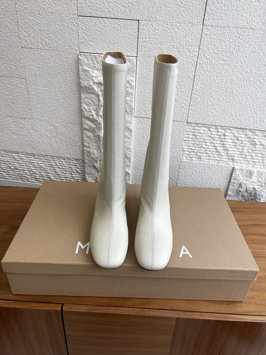 NO:488961,Top version: MIISTA 25ss Autumn and Winter New Round Toe Flat Sole High Boots MIISTA round Toe Flat Sole High Boots, cleverly blends comfort, freedom and simplicity, and is committed to creating a masterpiece that combines practical wear and artistic sense for modern women who pursue unique taste. It abandons cumbersome, uses smooth lines and round silhouettes to write a relaxed and comfortable fashion attitude. Fabric imported lambskin, inner imported sheepskin, Italian imported leather soles Size35-40 (40 custom made without return or exchange), boots, boots, sheepskin, Leather soles19860909顶级版本: MIISTA 25ss 秋冬新款 圆头 平底 高筒靴 MIISTA圆头平底高筒靴子,巧妙融合了舒适自在与简约时尚,致力于为追求独特品味的现代女性打造一款兼具实穿性与艺术感的足上佳作.它摒弃了繁琐,用流畅的线条和圆润的廓形,书写一种轻松惬意的时尚态度. 面料进口小羊皮 内里进口羊皮 大底意大利进口真皮大底 Size35-40（40定做不退换）,靴子,boots,sheepskin,Leather soles,Women's Shoes