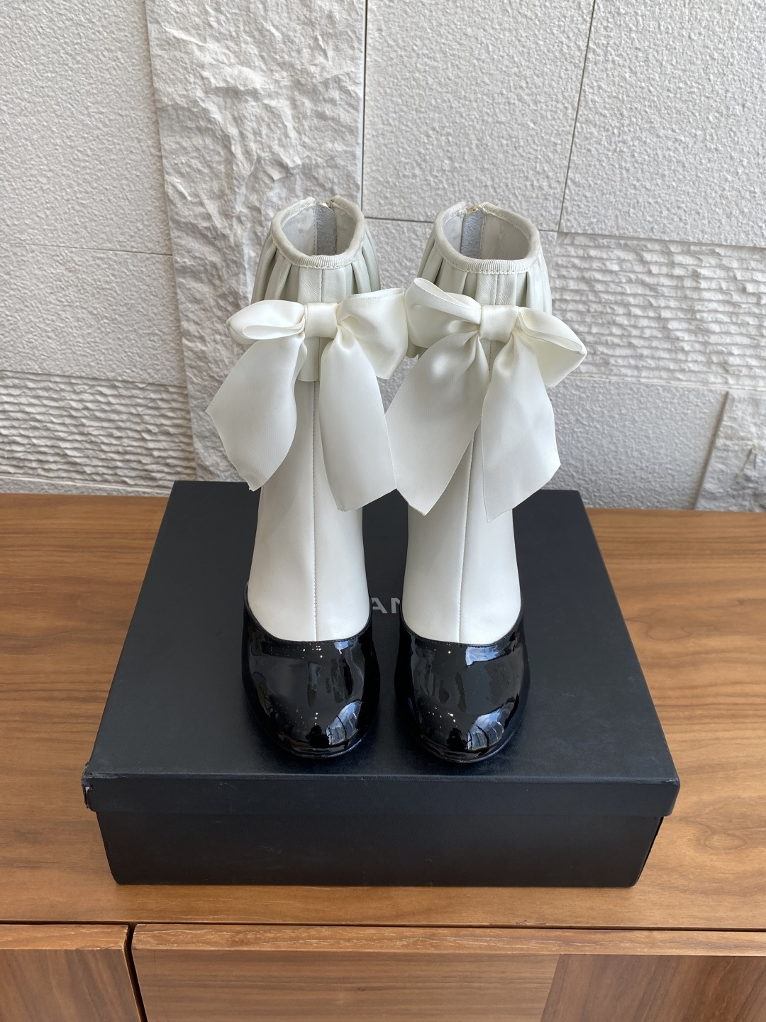 NO:488964,Top version: Short boots, long boots, CHANEL 25K round toe, bow, rear zipper, high heel boots Chanel's soft round toe design continues Chanel's elegant genes, paired with a playful ribbon bow on the upper, injecting a romance into the simple boot body, interpreting the unique temperament of women's hardness and softness. The smooth rear zipper design takes into account the convenience of removing and the beauty of lines. The metal zipper head embellishes the details of the brand logo, showing luxurious identity in a low-key manner. The moderately high-level thin heel enhances the curve of the body, showing calmness and confidence in the steps; the boot barrel accurately wraps the ankles, extends the lines of the legs, and makes the steps light and steady. The fabric imported elastic colorful lambskin/imported calf patent leather imported sheepskin in the inner lining, outsole imported Italian leather sole Size35-41 (40  41 Custom made non-return), boots, chanel, chanel, boots, sheepskin, Leather soles19860909顶级版本:短靴 长靴 CHANEL 香奈儿 25K 圆头 蝴蝶结 后拉链 高跟靴子 Chanel这款柔和圆头设计延续香奈儿优雅基因,搭配俏皮丝带蝴蝶结饰于鞋面,为简约靴身注入一丝浪漫气息,诠释女性刚柔并济的独特气质.流畅后拉链设计兼顾脱便利性与线条美感,金属拉链头点缀品牌标识细节,于低调中彰显奢华身份.适度高度的细跟提升身形曲线,步履间尽显从容自信；靴筒精准包裹脚踝,延伸腿部线条,步履轻盈不失稳重. 面料进口弹性幻彩小羊皮/进口小牛漆皮 内里进口羊皮 大底意大利进口真皮大底 Size35-41（40 41定做不退换）,靴子,chanel,chanel,boots,sheepskin,Leather soles,Women's Shoes