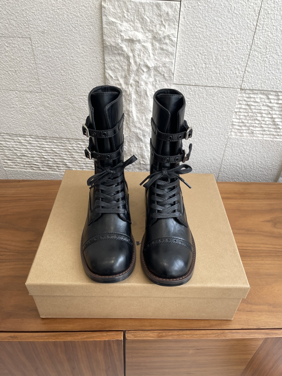 NO:488968,Top version: Unfolio 2025 early autumn new Eloise metal buckle classic retro lace, mid-tube boots, short boots Ehoise lace-up short boots are based on the classic M1943 combat boots. It is marked by tough high waist, cowhide upper and rubber sole, and has been improved after the war. The Eloise design retains the classic high-waist double buckle, weakens the military toughness and integrates the retro literary gene. In addition to single cowhide, the upper selection is innovatively spliced ​​with wool and cowhide, and the soft material cowhides creates a sense of layering, which is suitable for the delicate aesthetic of women's outfits; leather hand-hardened shoe shape, rubber sole retains the advantage of grip and lightweight, combining the classic elements of the military boots with handmade leather shoes. It not only pays tribute to history through the retro outline, but also creates a literary atmosphere with wool and cowhide inner lining, using retro  Vintage style is suitable for daily street scenes, allowing free switching between retro and handsomeness. Original fabric custom cowhide/wool woolen, imported sheepskin, large sole original mold opening and large sole Size35-41 (40 41 custom made without return or exchange), boots, boots, cowhide, sheepskin19860909顶级版本: Unfolio 2025 早秋新款 Eloise金属搭扣 经典复古系带 中筒靴 短靴 Ehoise 系带搭扣短靴以经典 M1943作战靴为蓝本,它以硬朗高腰、牛皮鞋面与橡胶鞋底为标志,经战后改良持续风靡.Eloise设计保留经典高腰双扣带,弱化军事硬朗感,融入复古文艺基因.鞋面选择除了单一牛皮外,创新用羊毛呢与牛皮拼接,柔和材质碰撞出层次感,适配女性穿搭的细腻审美；皮质手工沿条加固鞋型,橡胶鞋底保留抓地优势同时轻量化处理,将军靴经典元素与手工皮鞋工艺融合.既借复古轮廓致敬历史,又以羊毛呢拼接、羊皮内里营造文艺氛围,用复古 Vintage 风格适配日常出街等场景,让文艺复古与帅气利落间自由切换. 面料原版定制牛皮/羊毛呢 内里进口羊皮 大底原版开模大底 Size35-41（40 41定做不退换）,靴子,boots,cowhide,sheepskin,Women's Shoes
