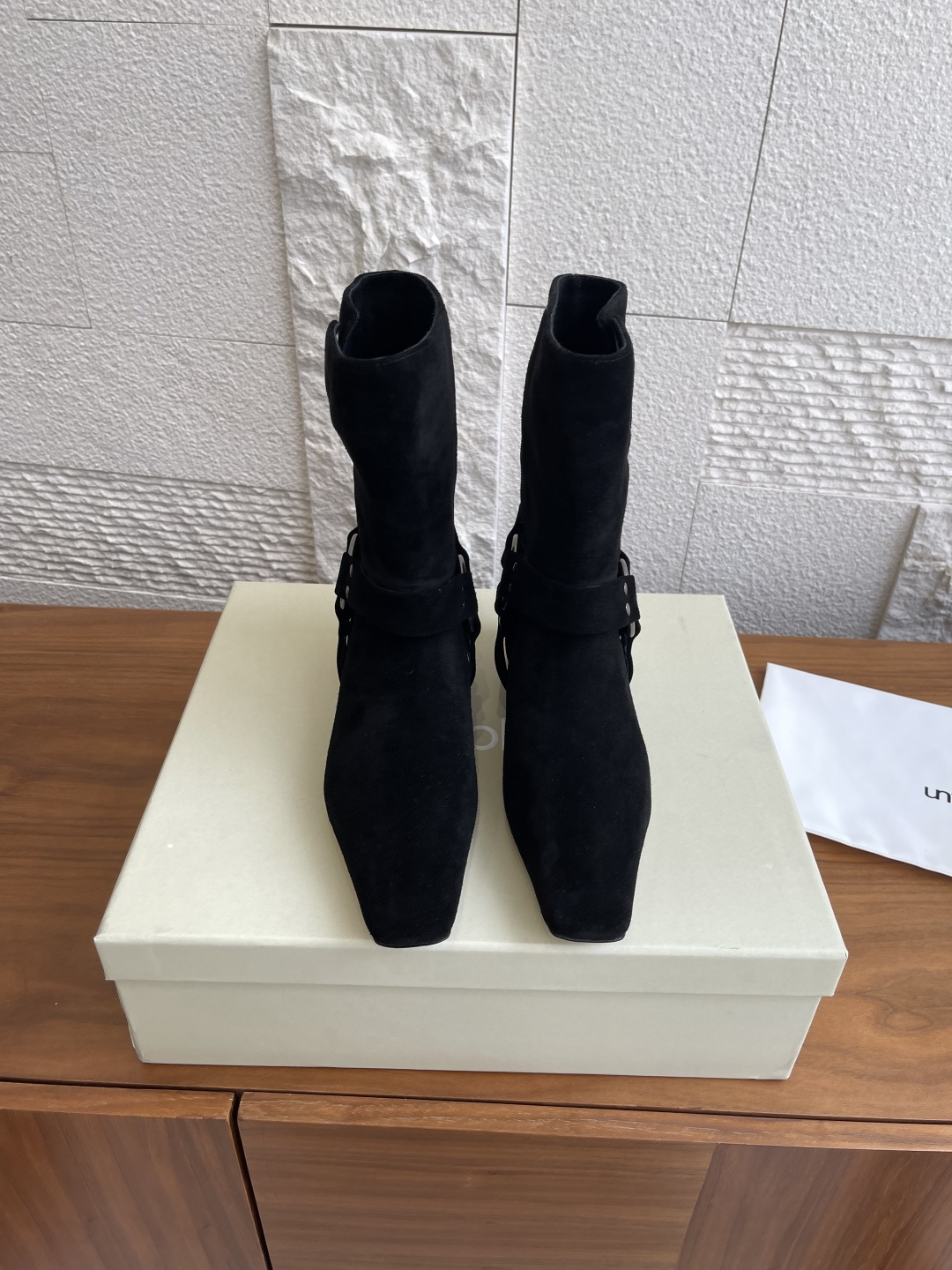 NO:488972,Top version: South Korea Shop Weare 25ss Small square toe, metal buckle, thick heel, short boots, original purchase and development 11 replica. South Korea Shop Weare designer stall handmade shoes. Suede leather splicing design, silver rivet details, ring hardware accessories, belt details. Fabric imported high mercerized suede, inner imported cowhide, Italian imported leather outsole Size35-40 (40 custom made without return or exchange), boots, boots, cowhide, chamois leather, Leather soles19860909顶级版本: 韩国 Shop Weare 25ss 小方头 金属扣 粗跟 短靴 原版购入开发11复刻做货.韩国Shop Weare设计师档口手工鞋.绒面皮拼接设计,银色铆钉细节 环形五金配件 饰带细节. 面料进口高丝光麂皮 内里进口牛皮 大底意大利进口真皮大底 Size35-40（40定做不退换）,靴子,boots,cowhide,chamois leather,Leather soles,Women's Shoes