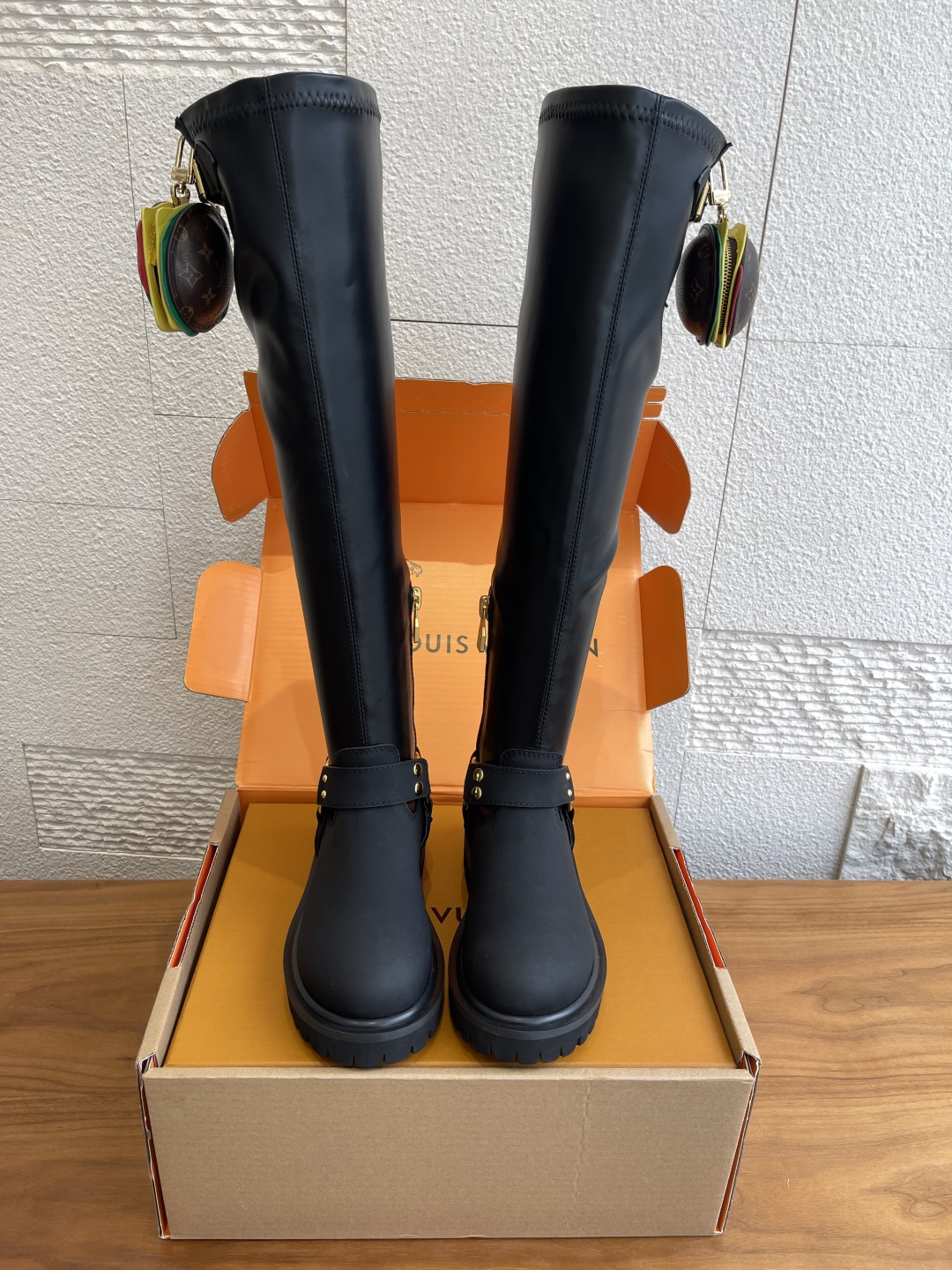 NO:488977,Top version: Women (Exquisite Aircraft Box for Delivery Counter) Men (No Hamburger-) LOUIS VUITTON 2025 Autumn and Winter New Couple Model Removable Hamburger High Boots Medium Boots Short Boots When Louis Vuitton's superb leather art meets urban fun inspiration, this unique cowhide couple boots was born. The series is made of high-quality cowhide leather, and is launched with classic black and vibrant yellow colors, and is paired with removable hamburger styling ornaments, cleverly blending high fashion and relaxing fun. Covering high-top, mid-top and short boot style styles, providing fashionable couples with tacit choices from head to toe. Fun hamburger hangers Each pair of boots is equipped with a detachable mini hamburger shape on the sides  Hanging ornaments, using leather and metal splicing technology, the hanging ornaments can be adjusted at will, injecting a touch of playful vitality into the simple boot body. Original custom-made imported cowhide/sheepskin/paper leather imported cowhide, large sole original open molded rubber foamed sole Size women's 35-41 (40 41 custom made without return or exchange) Men's 39-45 (45 custom made without return or exchange), boots, louis vuitton, louis vuitton, boots, cowhide, sheepskin19860909顶级版本:女（配送专柜精美飞机盒） 男（不带汉堡包-） LOUIS VUITTON 路易威登 2025 秋冬新款 情侣款 可拆卸汉堡包 高筒靴 中筒靴 短靴 当路易威登的精湛皮艺与都市玩趣灵感相遇,便诞生了这款独具匠心的牛皮情侣靴系列.系列采用优质牛皮革制成,推出经典黑色与活力黄色两款配色,并搭配可拆卸汉堡造型挂饰,将高级时装与轻松趣味巧妙融合.涵盖高筒、中筒及短靴款式,为时尚情侣提供从头到脚的默契选择. 趣味汉堡挂饰 每双靴子侧边配有可拆卸的迷你汉堡造型 挂饰,采用皮革与金属拼接工艺,挂饰可随意调节位置,为简约靴身注入一丝俏皮活力. 面料原版定制进口头层牛皮/羊皮/漆皮 内里进口牛皮 大底原版开模橡胶发泡大底 Size女35-41（40 41定做不退换）  男39-45（45定做不退换）,靴子,louis vuitton,louis vuitton,boots,cowhide,sheepskin,Women's Shoes