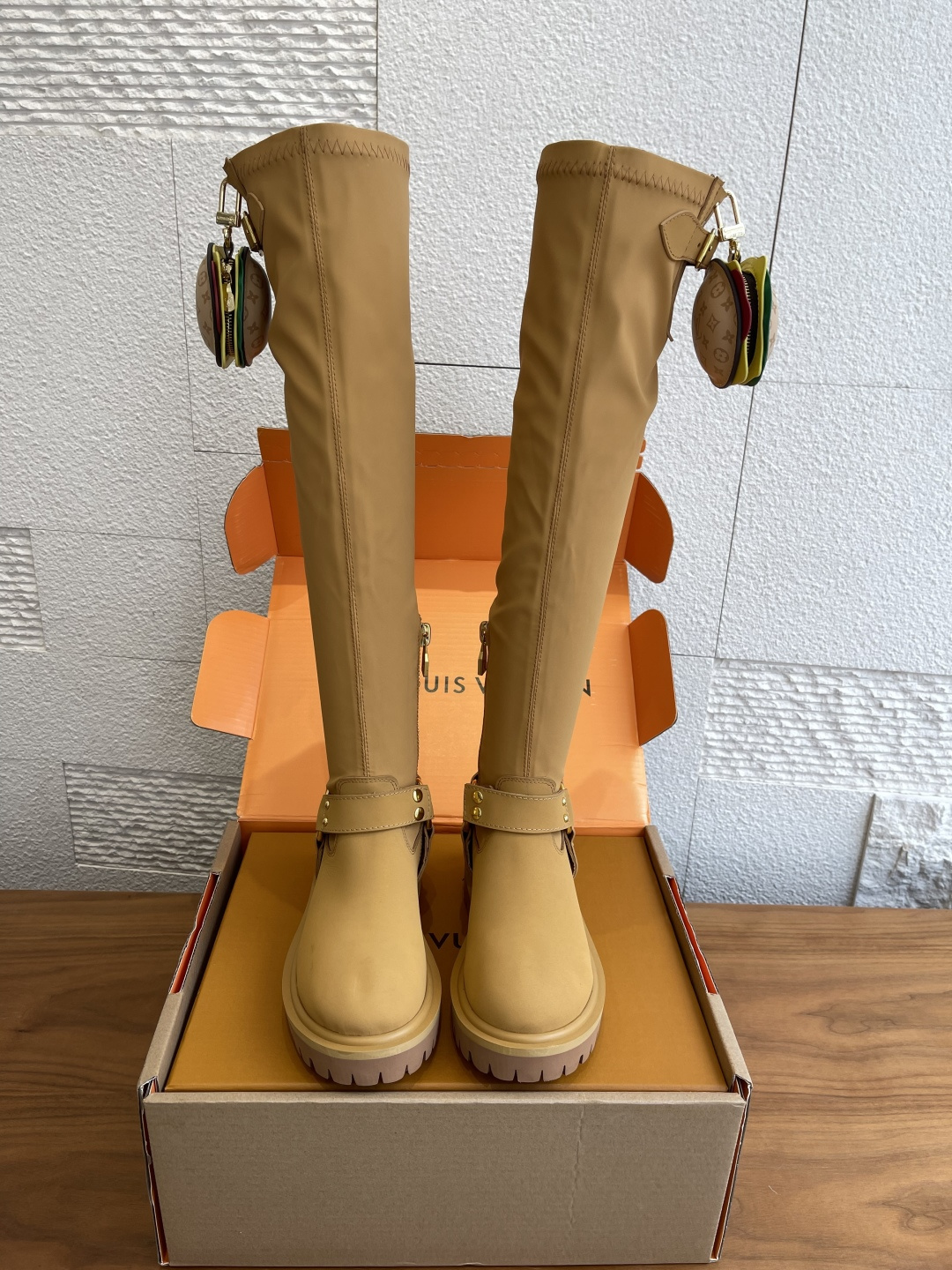 NO:488982,Top version: Women (Exquisite Aircraft Box for Delivery Counter) Men (No Hamburger-) LOUIS VUITTON 2025 Autumn and Winter New Couple Model Removable Hamburger High Boots Medium Boots Short Boots When Louis Vuitton's superb leather art meets urban fun inspiration, this unique cowhide couple boots was born. The series is made of high-quality cowhide leather, and is launched with classic black and vibrant yellow colors, and is paired with removable hamburger styling ornaments, cleverly blending high fashion and relaxing fun. Covering high-top, mid-top and short boot style styles, providing fashionable couples with tacit choices from head to toe. Fun hamburger hangers Each pair of boots is equipped with a detachable mini hamburger shape on the sides  Hanging ornaments, using leather and metal splicing technology, the hanging ornaments can be adjusted at will, injecting a touch of playful vitality into the simple boot body. Original custom-made imported cowhide/sheepskin/paper leather imported cowhide, large sole original open molded rubber foamed sole Size women's 35-41 (40 41 custom made without return or exchange) Men's 39-45 (45 custom made without return or exchange), boots, louis vuitton, louis vuitton, boots, cowhide, sheepskin19860909顶级版本:女（配送专柜精美飞机盒） 男（不带汉堡包-） LOUIS VUITTON 路易威登 2025 秋冬新款 情侣款 可拆卸汉堡包 高筒靴 中筒靴 短靴 当路易威登的精湛皮艺与都市玩趣灵感相遇,便诞生了这款独具匠心的牛皮情侣靴系列.系列采用优质牛皮革制成,推出经典黑色与活力黄色两款配色,并搭配可拆卸汉堡造型挂饰,将高级时装与轻松趣味巧妙融合.涵盖高筒、中筒及短靴款式,为时尚情侣提供从头到脚的默契选择. 趣味汉堡挂饰 每双靴子侧边配有可拆卸的迷你汉堡造型 挂饰,采用皮革与金属拼接工艺,挂饰可随意调节位置,为简约靴身注入一丝俏皮活力. 面料原版定制进口头层牛皮/羊皮/漆皮 内里进口牛皮 大底原版开模橡胶发泡大底 Size女35-41（40 41定做不退换） 男39-45（45定做不退换）,靴子,louis vuitton,louis vuitton,boots,cowhide,sheepskin,Women's Shoes