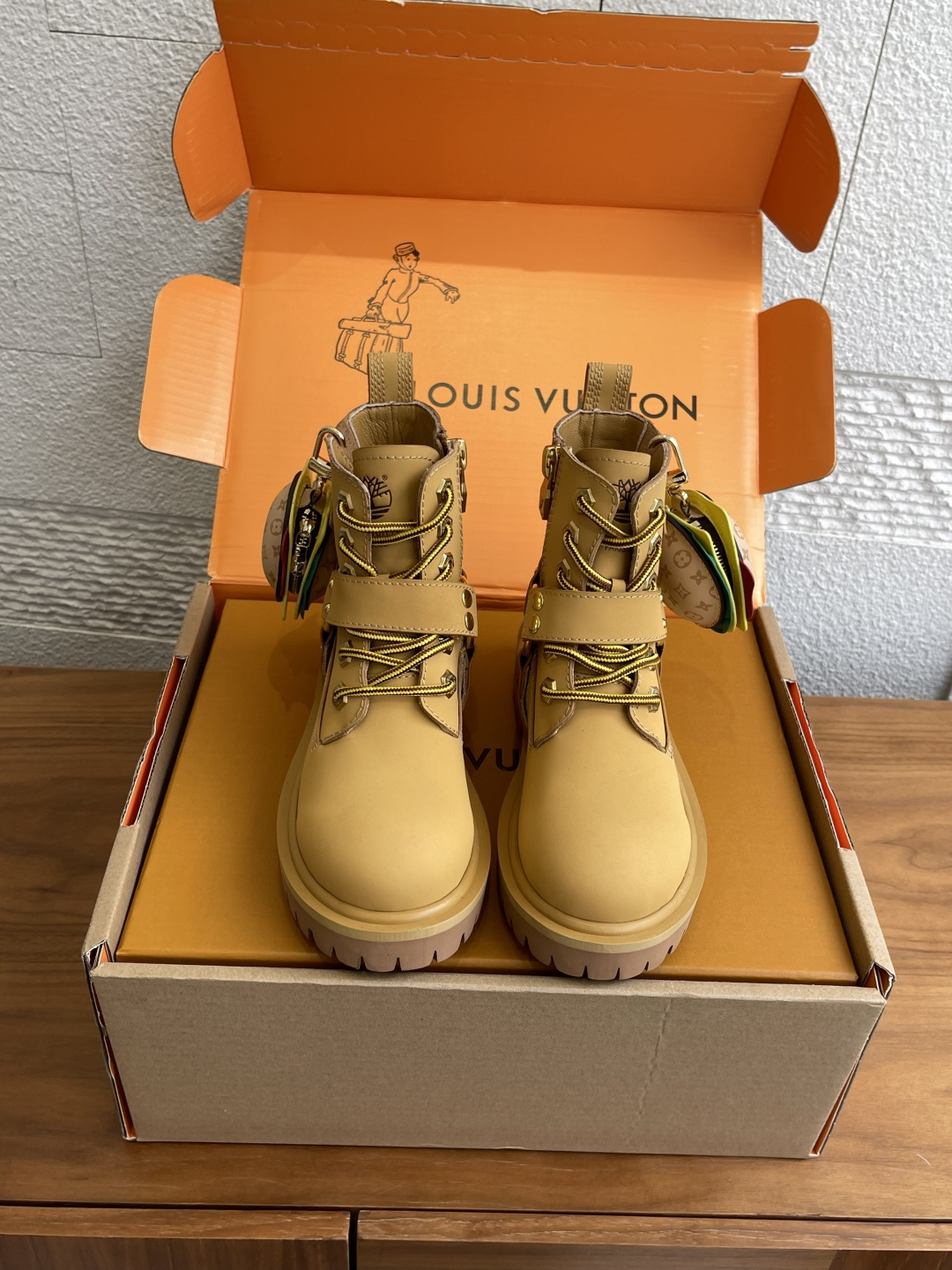 NO:488988,Top version: Women (Exquisite Aircraft Box for Delivery Counter) Men (No Hamburger-) LOUIS VUITTON 2025 Autumn and Winter New Couple Model Removable Hamburger High Boots Medium Boots Short Boots When Louis Vuitton's superb leather art meets urban fun inspiration, this unique cowhide couple boots was born. The series is made of high-quality cowhide leather, and is launched with classic black and vibrant yellow colors, and is paired with removable hamburger styling ornaments, cleverly blending high fashion and relaxing fun. Covering high-top, mid-top and short boot style styles, providing fashionable couples with tacit choices from head to toe. Fun hamburger hangers Each pair of boots is equipped with a detachable mini hamburger shape on the sides  Hanging ornaments, using leather and metal splicing technology, the hanging ornaments can be adjusted at will, injecting a touch of playful vitality into the simple boot body. Original custom-made imported cowhide/sheepskin/paper leather imported cowhide, large sole original open molded rubber foamed sole Size women's 35-41 (40 41 custom made without return or exchange) Men's 39-45 (45 custom made without return or exchange), boots, louis vuitton, louis vuitton, boots, cowhide, sheepskin19860909顶级版本:女（配送专柜精美飞机盒） 男（不带汉堡包-） LOUIS VUITTON 路易威登 2025 秋冬新款 情侣款 可拆卸汉堡包 高筒靴 中筒靴 短靴 当路易威登的精湛皮艺与都市玩趣灵感相遇,便诞生了这款独具匠心的牛皮情侣靴系列.系列采用优质牛皮革制成,推出经典黑色与活力黄色两款配色,并搭配可拆卸汉堡造型挂饰,将高级时装与轻松趣味巧妙融合.涵盖高筒、中筒及短靴款式,为时尚情侣提供从头到脚的默契选择. 趣味汉堡挂饰 每双靴子侧边配有可拆卸的迷你汉堡造型 挂饰,采用皮革与金属拼接工艺,挂饰可随意调节位置,为简约靴身注入一丝俏皮活力. 面料原版定制进口头层牛皮/羊皮/漆皮 内里进口牛皮 大底原版开模橡胶发泡大底 Size女35-41（40 41定做不退换）  男39-45（45定做不退换）,靴子,louis vuitton,louis vuitton,boots,cowhide,sheepskin,Women's Shoes