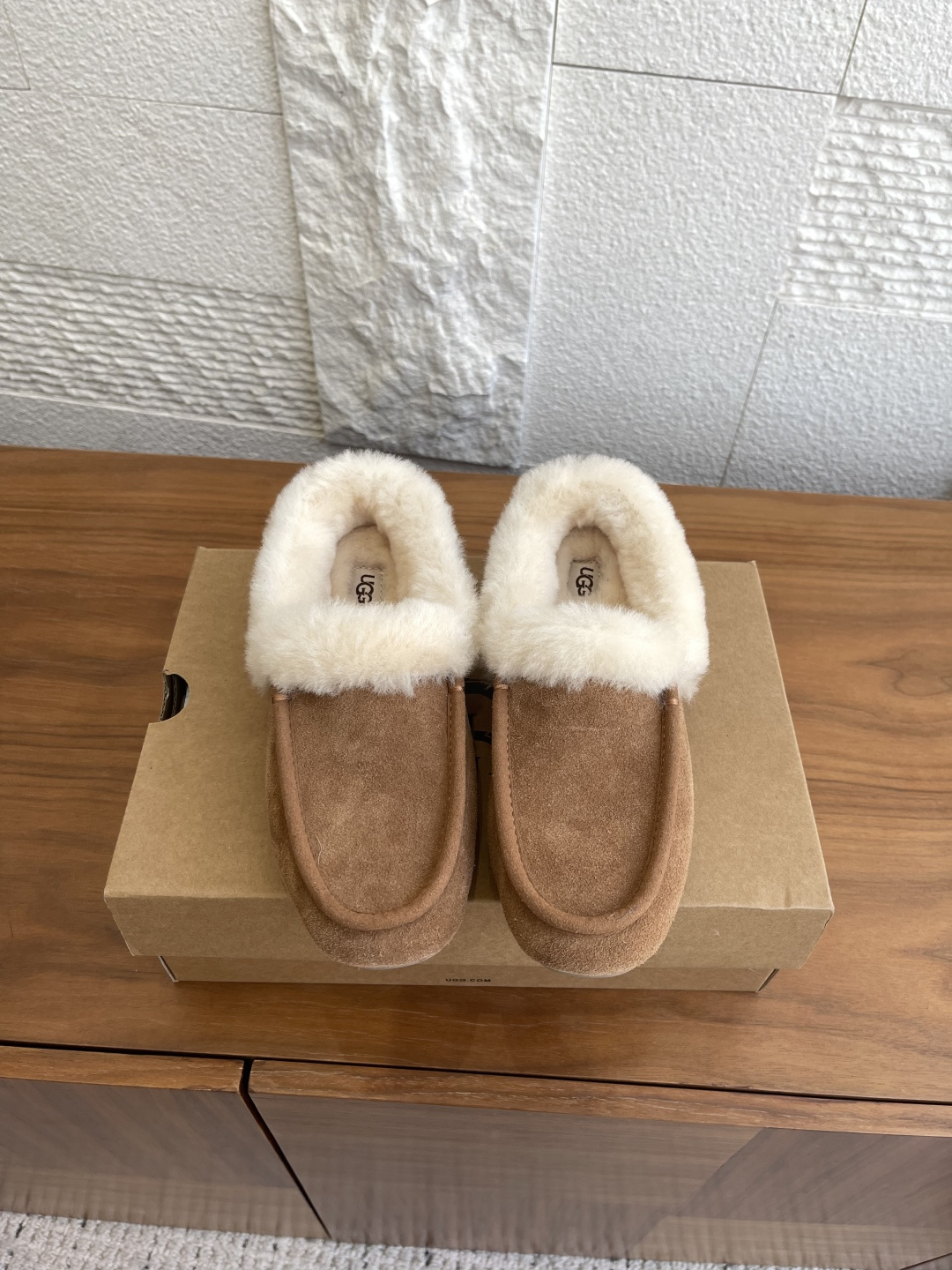 NO:489966,Top version UGG 2025 autumn and winter new Ansley Mule Ansley Mule One-foot-punch loafer classic fur leather, American retro, paired with 10mm wool lining, shoe inner sole, fur collar, soft and comfortable. The back is decorated with UGG classic hot embossed brand logo full of texture, light rubber thin sole, anti-slip, wear-resistant and comfortable, half-foot-punch, unlocking the slack feel. Original custom imported top layer cowhide inner original custom warm wool Outsole original open mold rubber outsole Size35-40 (40 custom made without return or exchange), loafers fur shoes, loafers, cowhide19860909顶级版本 UGG 2025 秋冬新款 Ansley Mule 安思丽穆勒鞋 一脚蹬 乐福鞋 经典翻毛牛皮,美式复古,搭配10毫米羊毛里衬,鞋内底,翻毛领,茸软舒适 后侧饰有UGG经典热压花品牌徽标质感满满,轻盈橡胶薄底,防滑耐磨且舒适,半耄一脚蹬,解锁松弛脚感. 面料原版定制进口头层牛皮 内里原版定制保暖羊毛 大底原版开模橡胶大底 Size35-40（40定做不退换）,乐福鞋毛毛鞋,loafers,cowhide,Women's Shoes